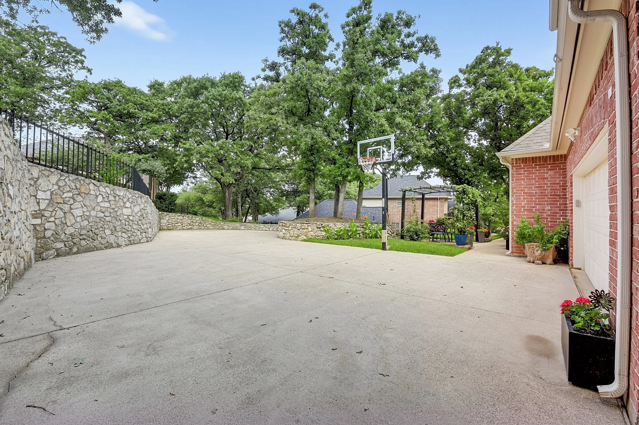 Single Family Residence For Sale in Tarrant County , 816 Lake View Court E, Crowley, Texas 76036, 4 Bedroom, 4 Bathroom, 2 Garage spaces, 3,486 Sqft, built in 1999, mls#21366207, Real Estate Agent in Crowley, Homes For Sale in Tarrant county, Homes For Sale in Crowley, Realtor in Crowley Texas, Real Estate Brokerage Independent Realty Texas, Luminita Cordes Realtor
