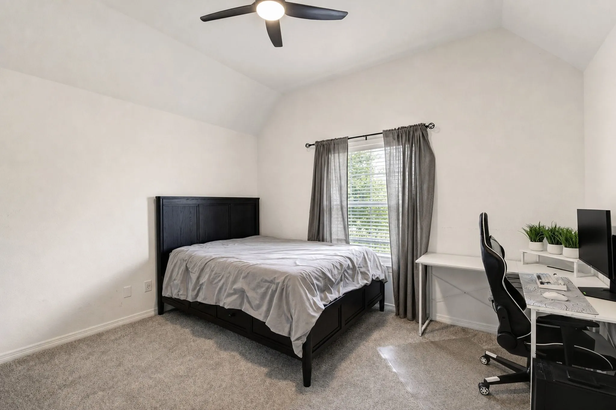Single Family Residence For Sale in Tarrant County , 816 Lake View Court E, Crowley, Texas 76036, 4 Bedroom, 4 Bathroom, 2 Garage spaces, 3,486 Sqft, built in 1999, mls#21366207, Real Estate Agent in Crowley, Homes For Sale in Tarrant county, Homes For Sale in Crowley, Realtor in Crowley Texas, Real Estate Brokerage Independent Realty Texas, Luminita Cordes Realtor