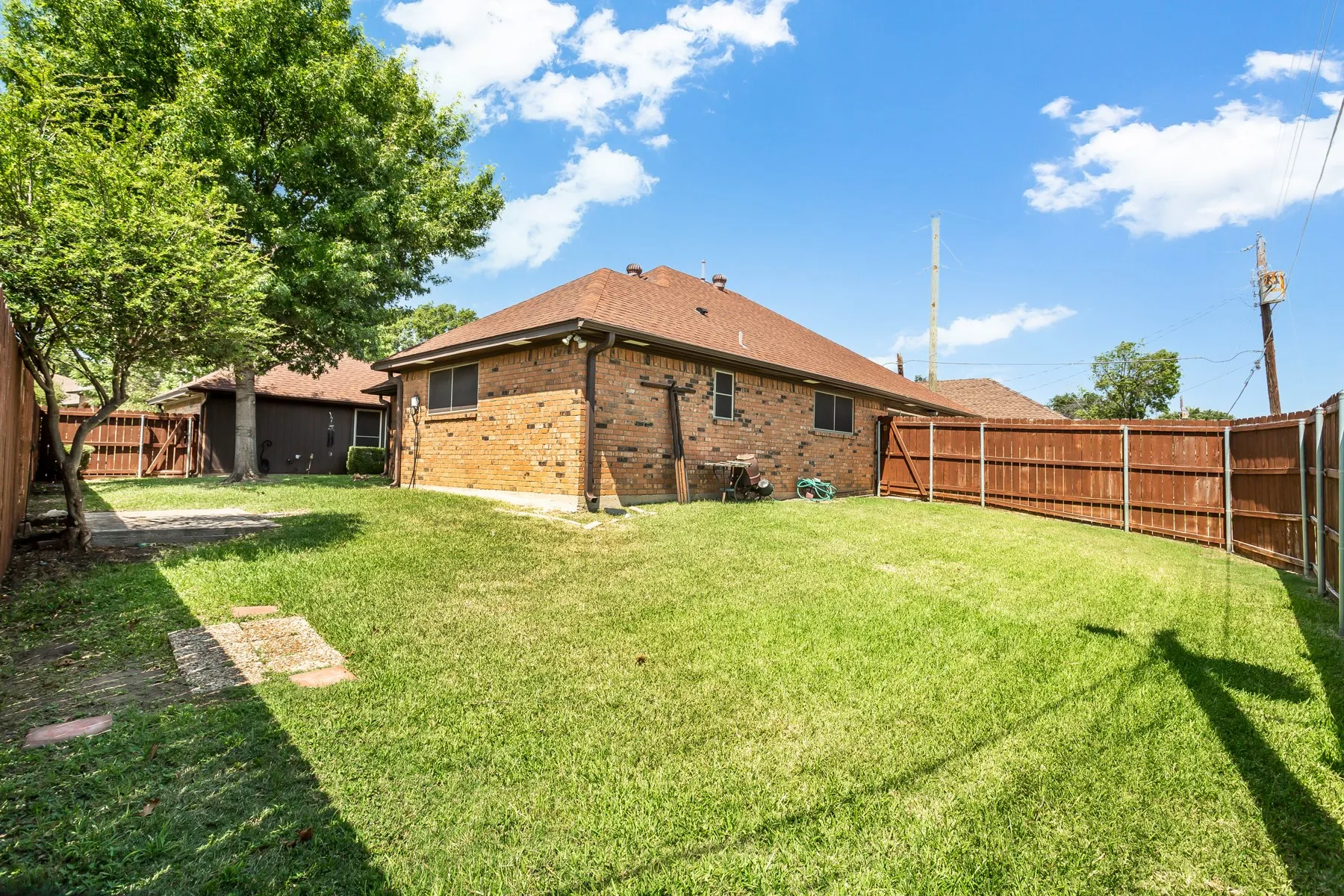 Single Family Residence For Sale in Dallas County , 2407 Briarcliff Drive, Irving, Texas 75062, 3 Bedroom, 3 Bathroom, 2 Garage spaces, 2,306 Sqft, built in 1980, mls#21366236, Real Estate Agent in Irving, Homes For Sale in Dallas county, Homes For Sale in Irving, Realtor in Irving Texas, Real Estate Brokerage Independent Realty Texas, Luminita Cordes Realtor