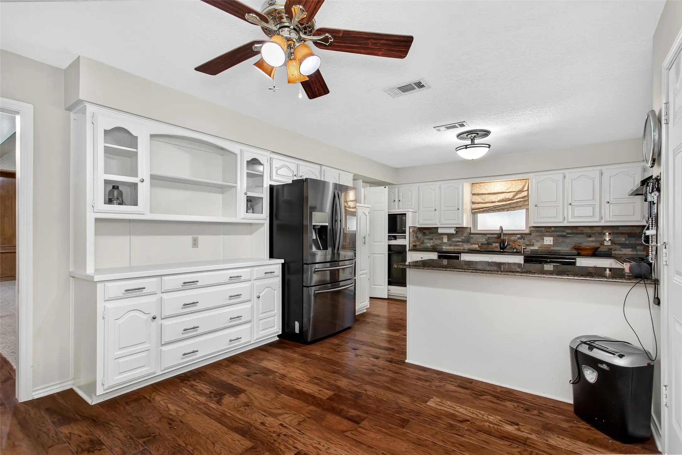 Single Family Residence For Sale in Dallas County , 2407 Briarcliff Drive, Irving, Texas 75062, 3 Bedroom, 3 Bathroom, 2 Garage spaces, 2,306 Sqft, built in 1980, mls#21366236, Real Estate Agent in Irving, Homes For Sale in Dallas county, Homes For Sale in Irving, Realtor in Irving Texas, Real Estate Brokerage Independent Realty Texas, Luminita Cordes Realtor