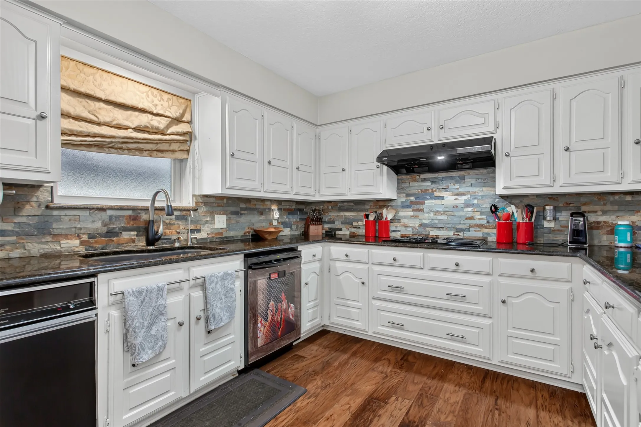 Single Family Residence For Sale in Dallas County , 2407 Briarcliff Drive, Irving, Texas 75062, 3 Bedroom, 3 Bathroom, 2 Garage spaces, 2,306 Sqft, built in 1980, mls#21366236, Real Estate Agent in Irving, Homes For Sale in Dallas county, Homes For Sale in Irving, Realtor in Irving Texas, Real Estate Brokerage Independent Realty Texas, Luminita Cordes Realtor