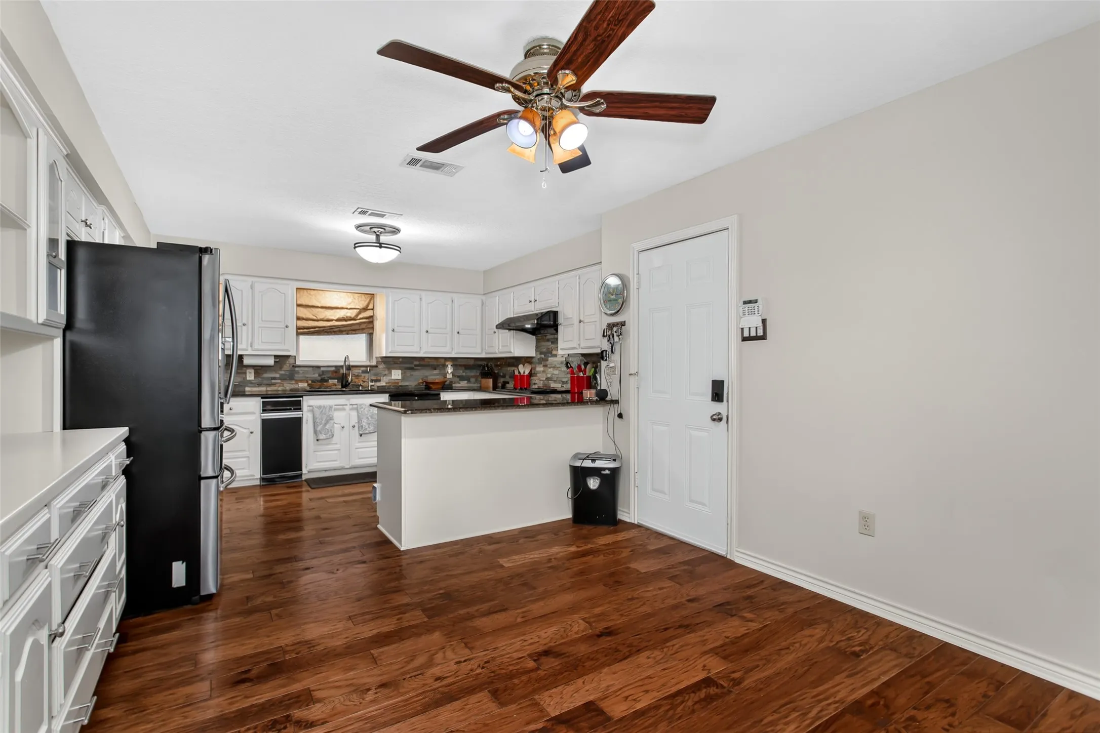 Single Family Residence For Sale in Dallas County , 2407 Briarcliff Drive, Irving, Texas 75062, 3 Bedroom, 3 Bathroom, 2 Garage spaces, 2,306 Sqft, built in 1980, mls#21366236, Real Estate Agent in Irving, Homes For Sale in Dallas county, Homes For Sale in Irving, Realtor in Irving Texas, Real Estate Brokerage Independent Realty Texas, Luminita Cordes Realtor