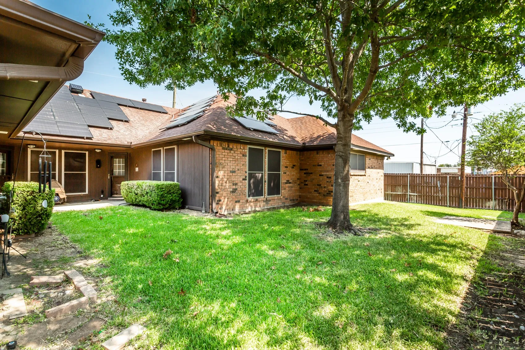 Single Family Residence For Sale in Dallas County , 2407 Briarcliff Drive, Irving, Texas 75062, 3 Bedroom, 3 Bathroom, 2 Garage spaces, 2,306 Sqft, built in 1980, mls#21366236, Real Estate Agent in Irving, Homes For Sale in Dallas county, Homes For Sale in Irving, Realtor in Irving Texas, Real Estate Brokerage Independent Realty Texas, Luminita Cordes Realtor