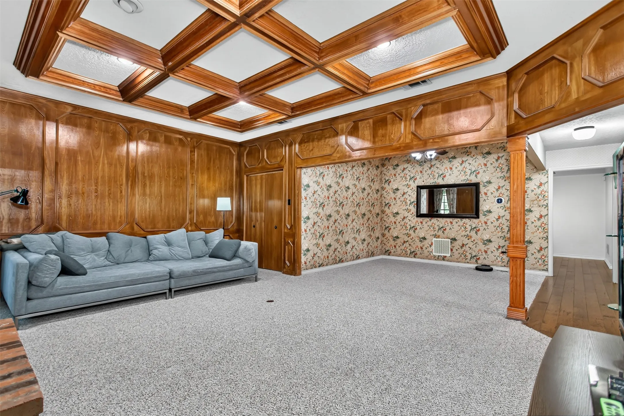 Single Family Residence For Sale in Dallas County , 2407 Briarcliff Drive, Irving, Texas 75062, 3 Bedroom, 3 Bathroom, 2 Garage spaces, 2,306 Sqft, built in 1980, mls#21366236, Real Estate Agent in Irving, Homes For Sale in Dallas county, Homes For Sale in Irving, Realtor in Irving Texas, Real Estate Brokerage Independent Realty Texas, Luminita Cordes Realtor
