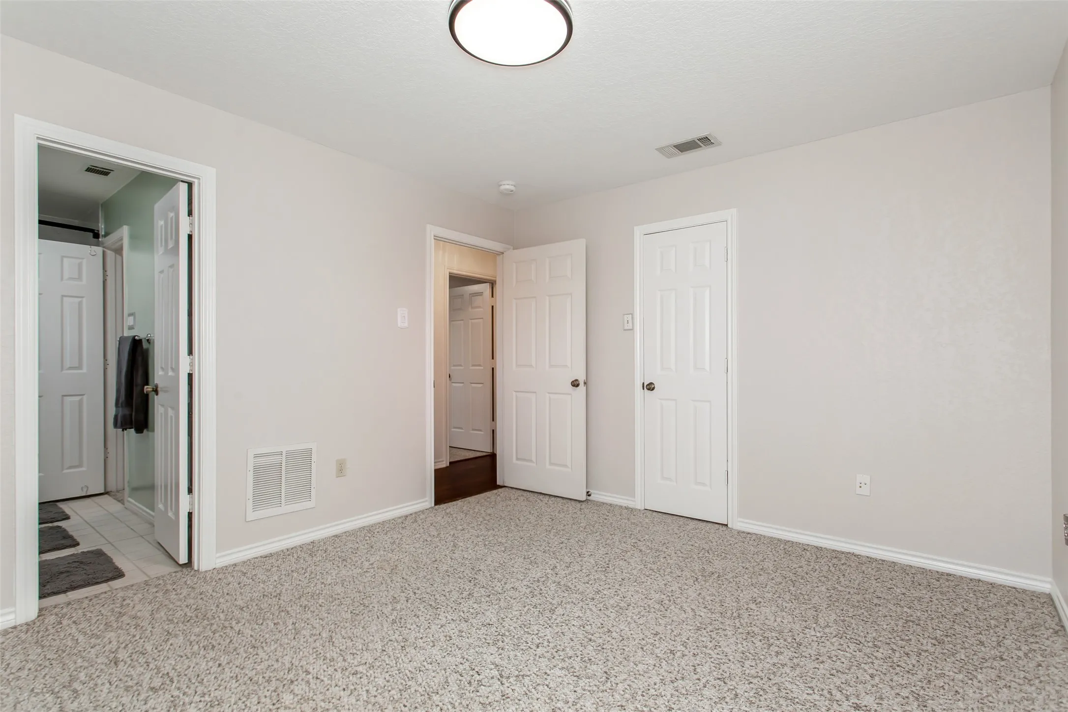 Single Family Residence For Sale in Dallas County , 2407 Briarcliff Drive, Irving, Texas 75062, 3 Bedroom, 3 Bathroom, 2 Garage spaces, 2,306 Sqft, built in 1980, mls#21366236, Real Estate Agent in Irving, Homes For Sale in Dallas county, Homes For Sale in Irving, Realtor in Irving Texas, Real Estate Brokerage Independent Realty Texas, Luminita Cordes Realtor