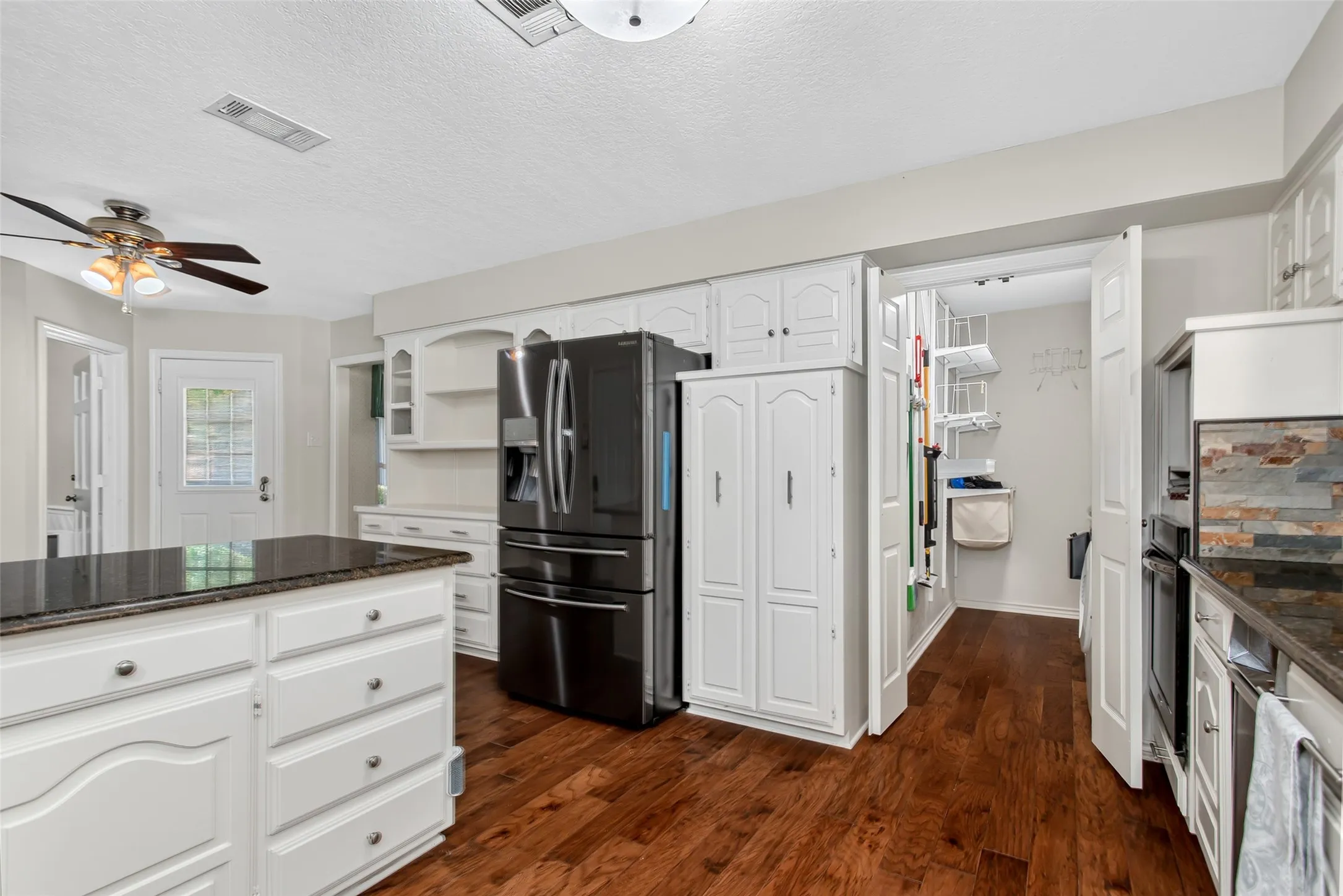 Single Family Residence For Sale in Dallas County , 2407 Briarcliff Drive, Irving, Texas 75062, 3 Bedroom, 3 Bathroom, 2 Garage spaces, 2,306 Sqft, built in 1980, mls#21366236, Real Estate Agent in Irving, Homes For Sale in Dallas county, Homes For Sale in Irving, Realtor in Irving Texas, Real Estate Brokerage Independent Realty Texas, Luminita Cordes Realtor