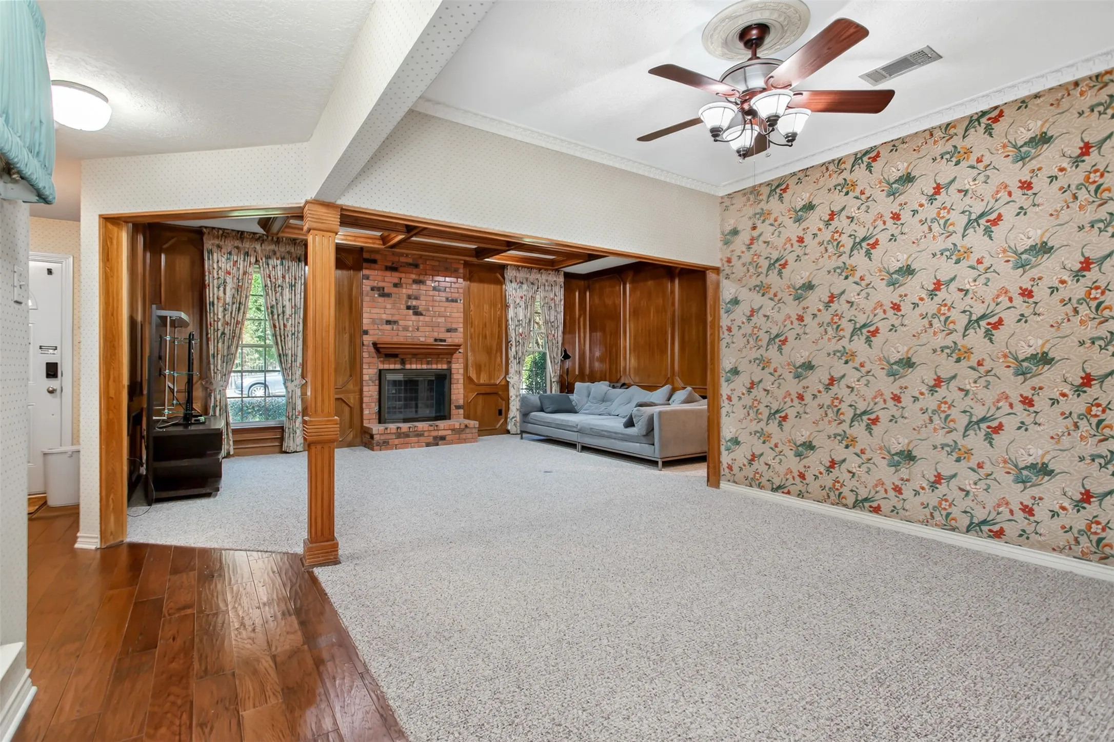 Single Family Residence For Sale in Dallas County , 2407 Briarcliff Drive, Irving, Texas 75062, 3 Bedroom, 3 Bathroom, 2 Garage spaces, 2,306 Sqft, built in 1980, mls#21366236, Real Estate Agent in Irving, Homes For Sale in Dallas county, Homes For Sale in Irving, Realtor in Irving Texas, Real Estate Brokerage Independent Realty Texas, Luminita Cordes Realtor
