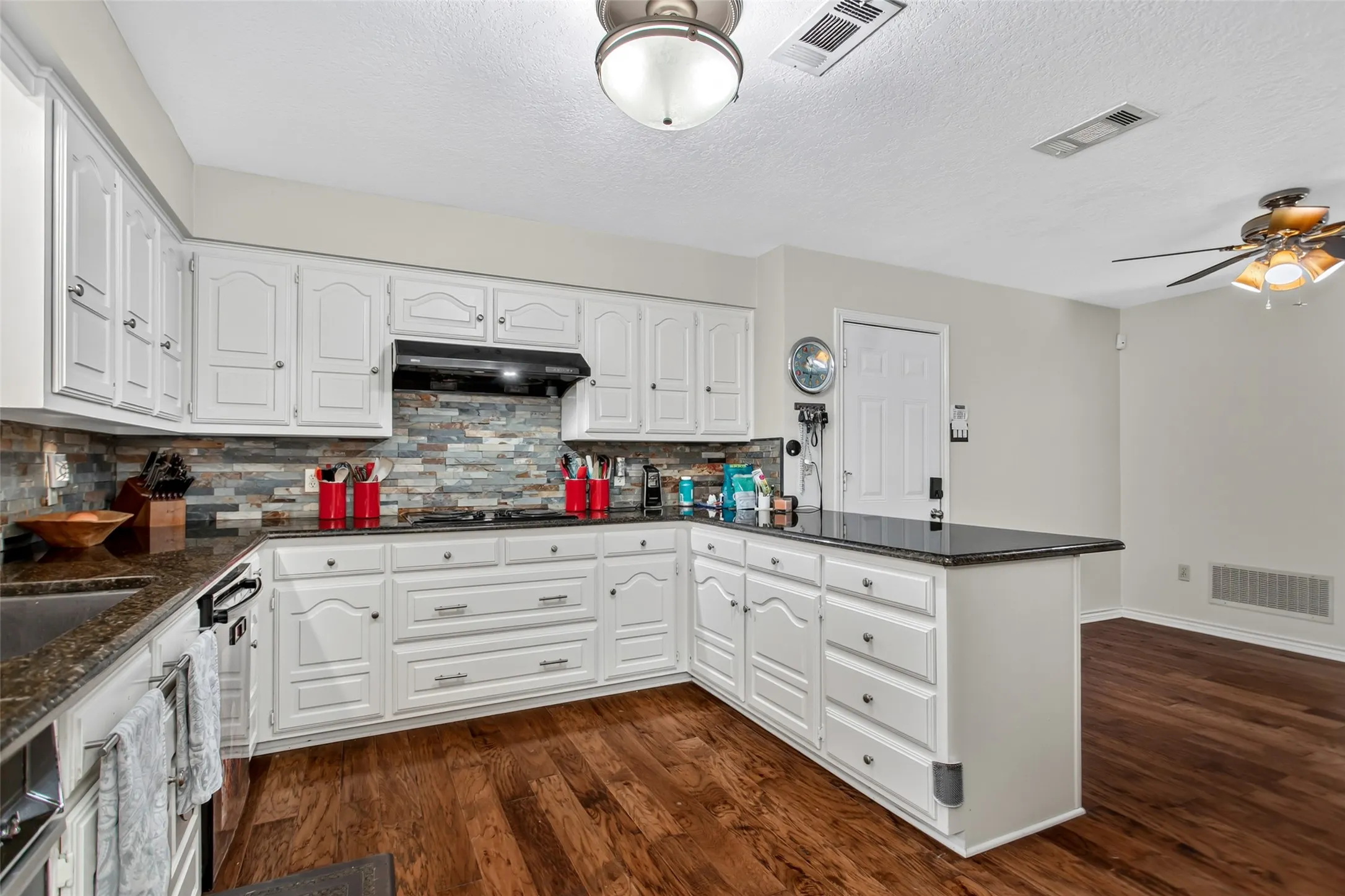 Single Family Residence For Sale in Dallas County , 2407 Briarcliff Drive, Irving, Texas 75062, 3 Bedroom, 3 Bathroom, 2 Garage spaces, 2,306 Sqft, built in 1980, mls#21366236, Real Estate Agent in Irving, Homes For Sale in Dallas county, Homes For Sale in Irving, Realtor in Irving Texas, Real Estate Brokerage Independent Realty Texas, Luminita Cordes Realtor