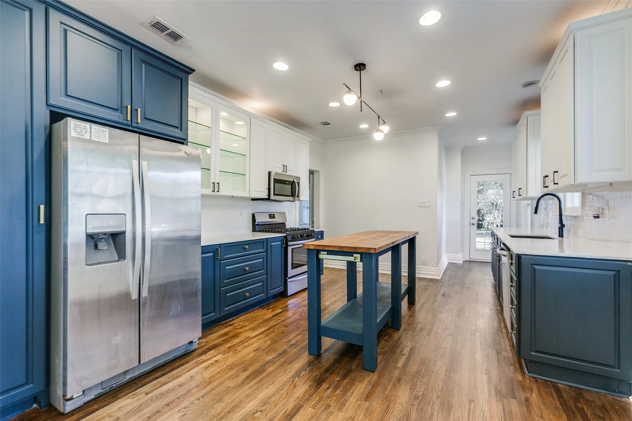 Single Family Residence For Rent in Dallas County , 5027 Stoneleigh Avenue, Dallas, Texas 75235, 3 Bedroom, 2 Bathroom, Garage spaces, 1,678 Sqft, built in 1927, mls#21363097, Real Estate Agent in Dallas, Homes For Rent in Dallas county, Homes For Rent in Dallas, Realtor in Dallas Texas, Real Estate Brokerage Independent Realty Texas, Luminita Cordes Realtor