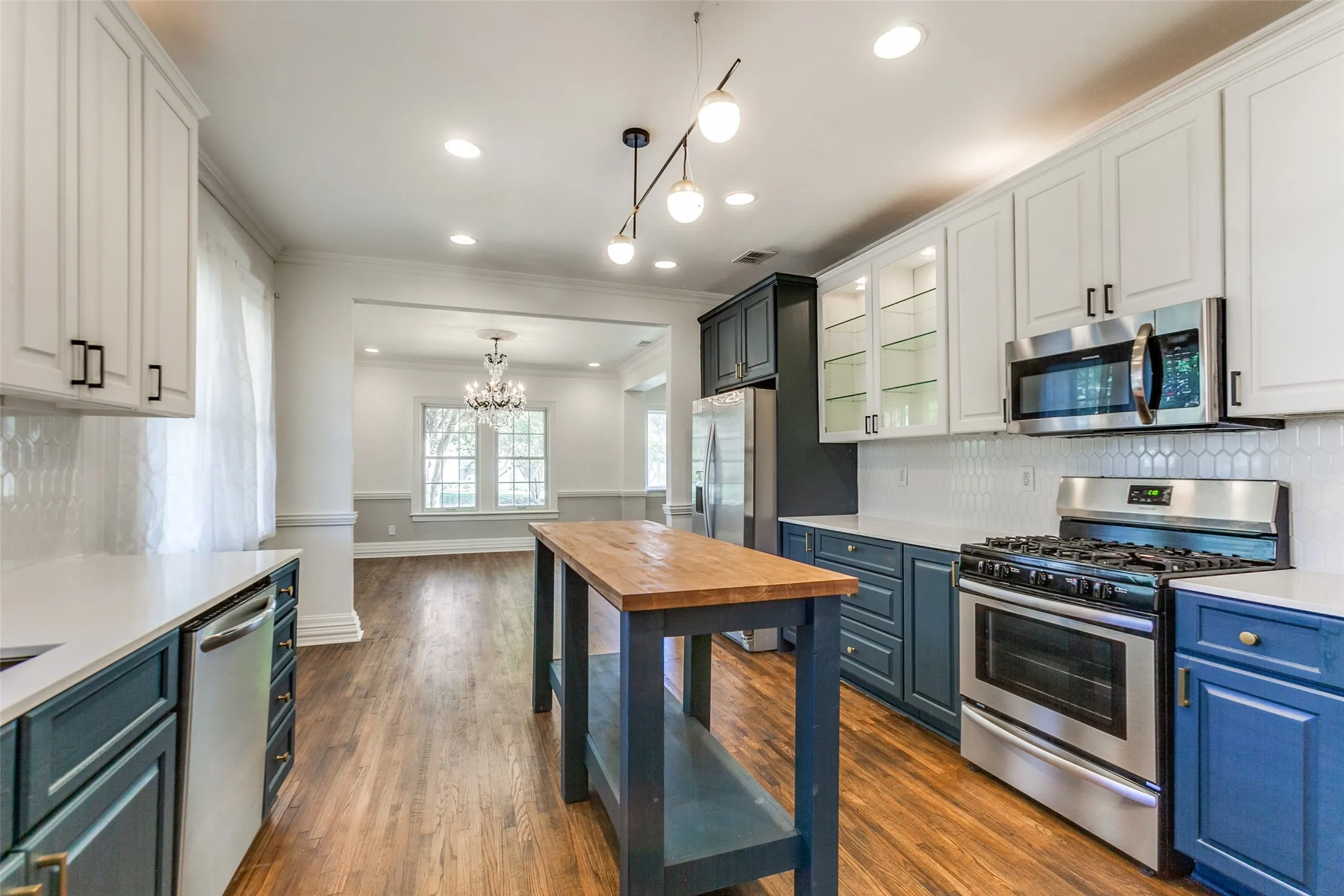 Single Family Residence For Rent in Dallas County , 5027 Stoneleigh Avenue, Dallas, Texas 75235, 3 Bedroom, 2 Bathroom, Garage spaces, 1,678 Sqft, built in 1927, mls#21363097, Real Estate Agent in Dallas, Homes For Rent in Dallas county, Homes For Rent in Dallas, Realtor in Dallas Texas, Real Estate Brokerage Independent Realty Texas, Luminita Cordes Realtor