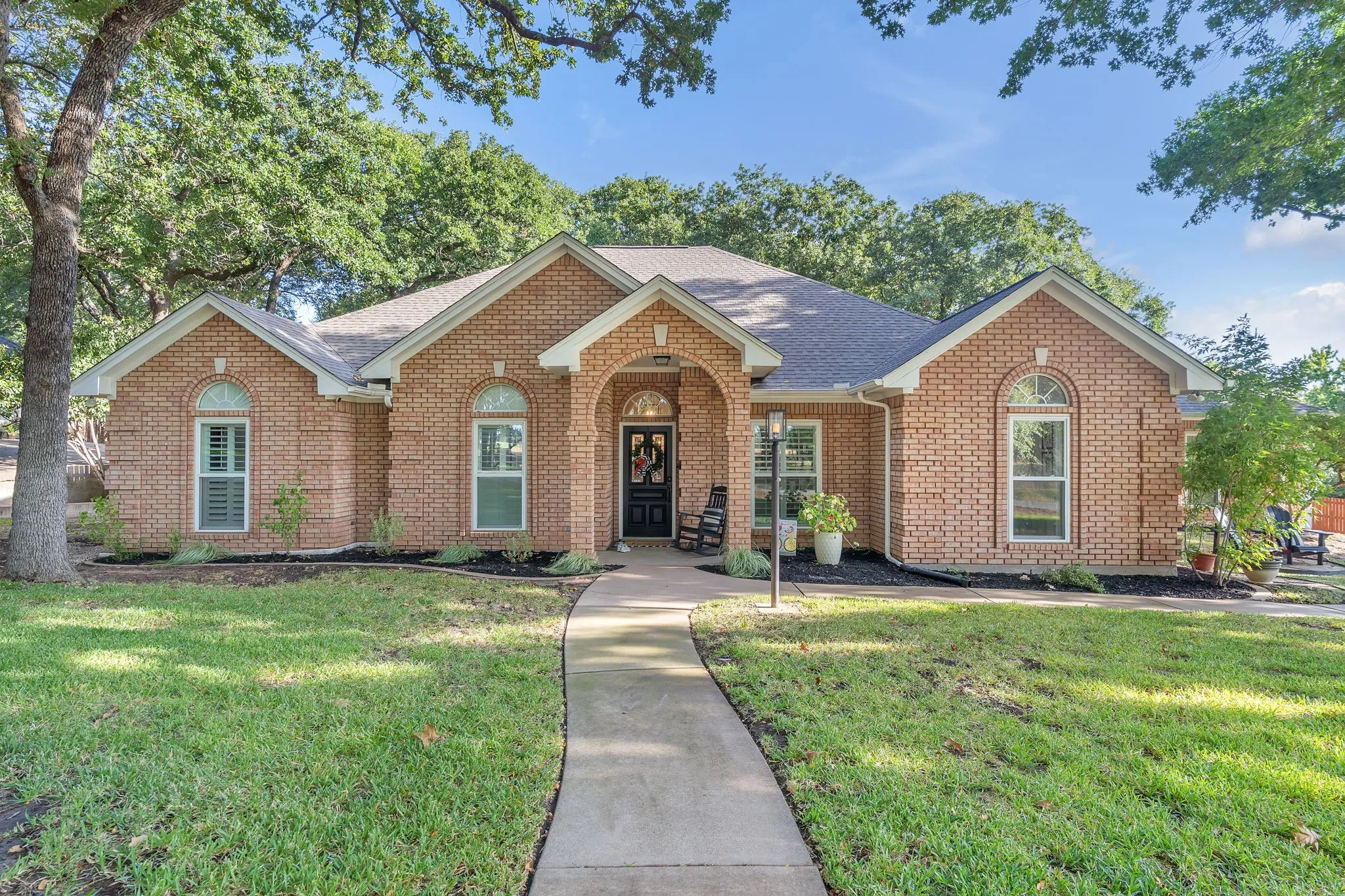 Single Family Residence For Sale in Parker County , 1809 Lakewood Drive, Weatherford, Texas 76087, 3 Bedroom, 3 Bathroom, 2 Garage spaces, 2,221 Sqft, built in 1990, mls#21366157, Real Estate Agent in Weatherford, Homes For Sale in Parker county, Homes For Sale in Weatherford, Realtor in Weatherford Texas, Real Estate Brokerage Independent Realty Texas, Luminita Cordes Realtor