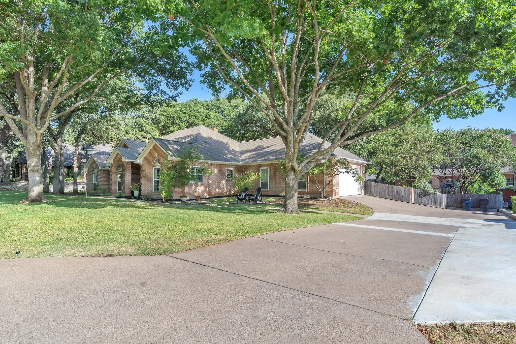 Single Family Residence For Sale in Parker County , 1809 Lakewood Drive, Weatherford, Texas 76087, 3 Bedroom, 3 Bathroom, 2 Garage spaces, 2,221 Sqft, built in 1990, mls#21366157, Real Estate Agent in Weatherford, Homes For Sale in Parker county, Homes For Sale in Weatherford, Realtor in Weatherford Texas, Real Estate Brokerage Independent Realty Texas, Luminita Cordes Realtor