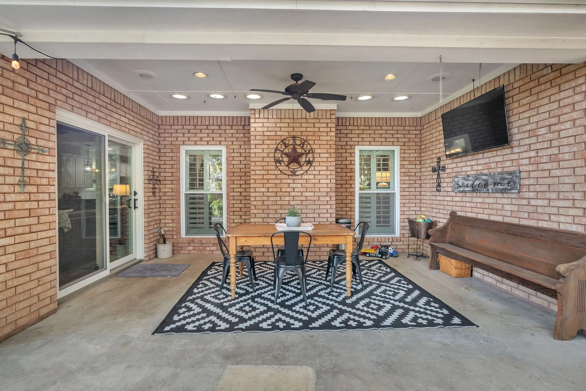 Single Family Residence For Sale in Parker County , 1809 Lakewood Drive, Weatherford, Texas 76087, 3 Bedroom, 3 Bathroom, 2 Garage spaces, 2,221 Sqft, built in 1990, mls#21366157, Real Estate Agent in Weatherford, Homes For Sale in Parker county, Homes For Sale in Weatherford, Realtor in Weatherford Texas, Real Estate Brokerage Independent Realty Texas, Luminita Cordes Realtor