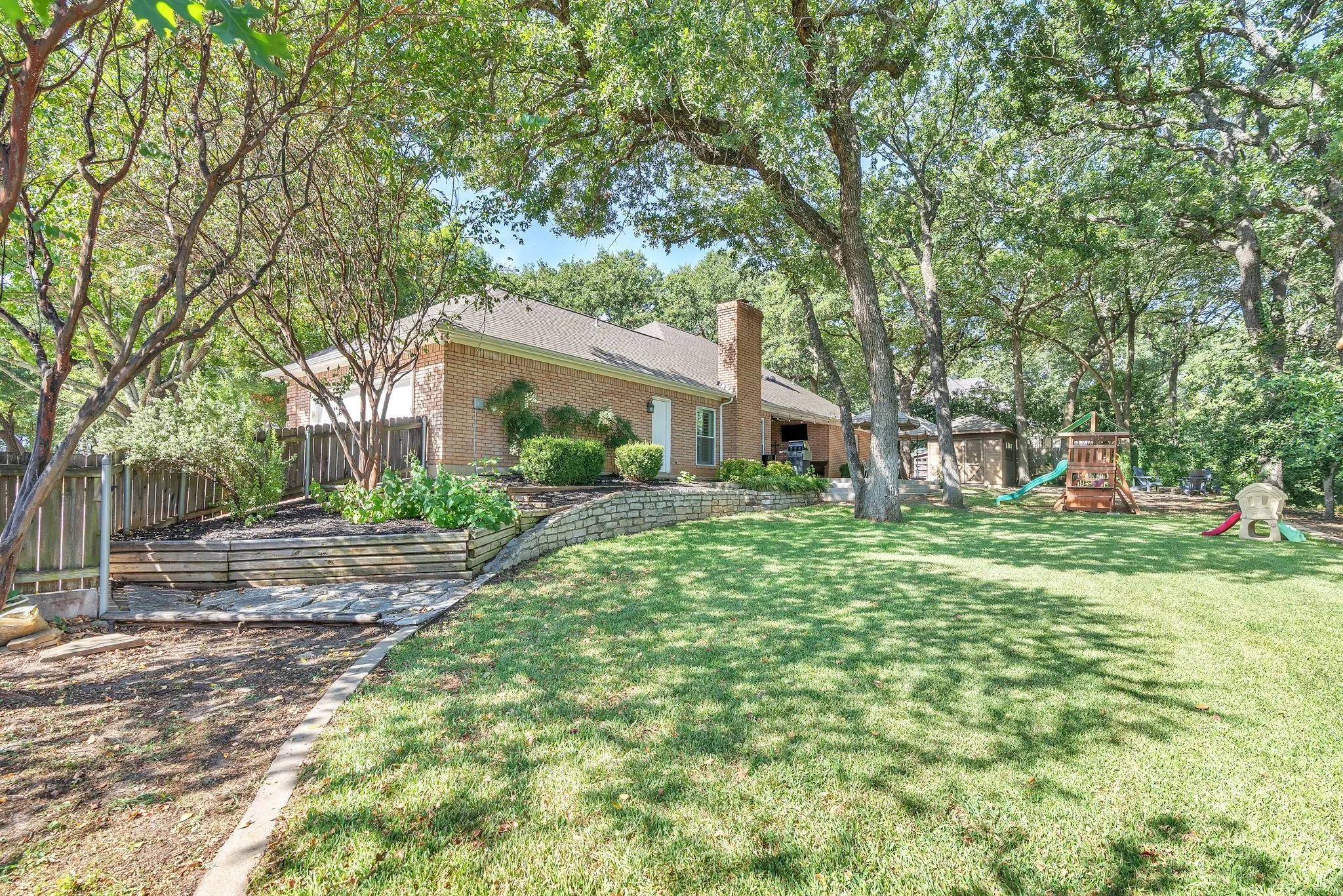 Single Family Residence For Sale in Parker County , 1809 Lakewood Drive, Weatherford, Texas 76087, 3 Bedroom, 3 Bathroom, 2 Garage spaces, 2,221 Sqft, built in 1990, mls#21366157, Real Estate Agent in Weatherford, Homes For Sale in Parker county, Homes For Sale in Weatherford, Realtor in Weatherford Texas, Real Estate Brokerage Independent Realty Texas, Luminita Cordes Realtor