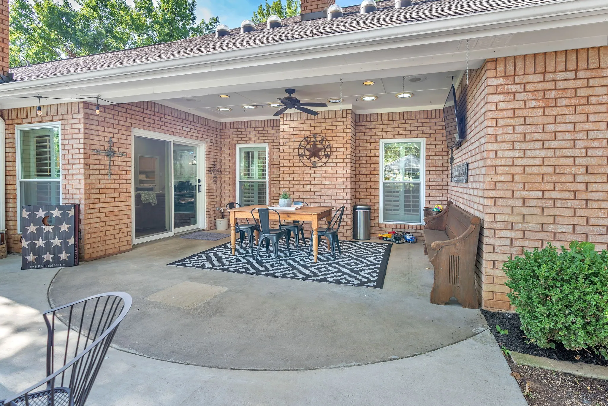 Single Family Residence For Sale in Parker County , 1809 Lakewood Drive, Weatherford, Texas 76087, 3 Bedroom, 3 Bathroom, 2 Garage spaces, 2,221 Sqft, built in 1990, mls#21366157, Real Estate Agent in Weatherford, Homes For Sale in Parker county, Homes For Sale in Weatherford, Realtor in Weatherford Texas, Real Estate Brokerage Independent Realty Texas, Luminita Cordes Realtor