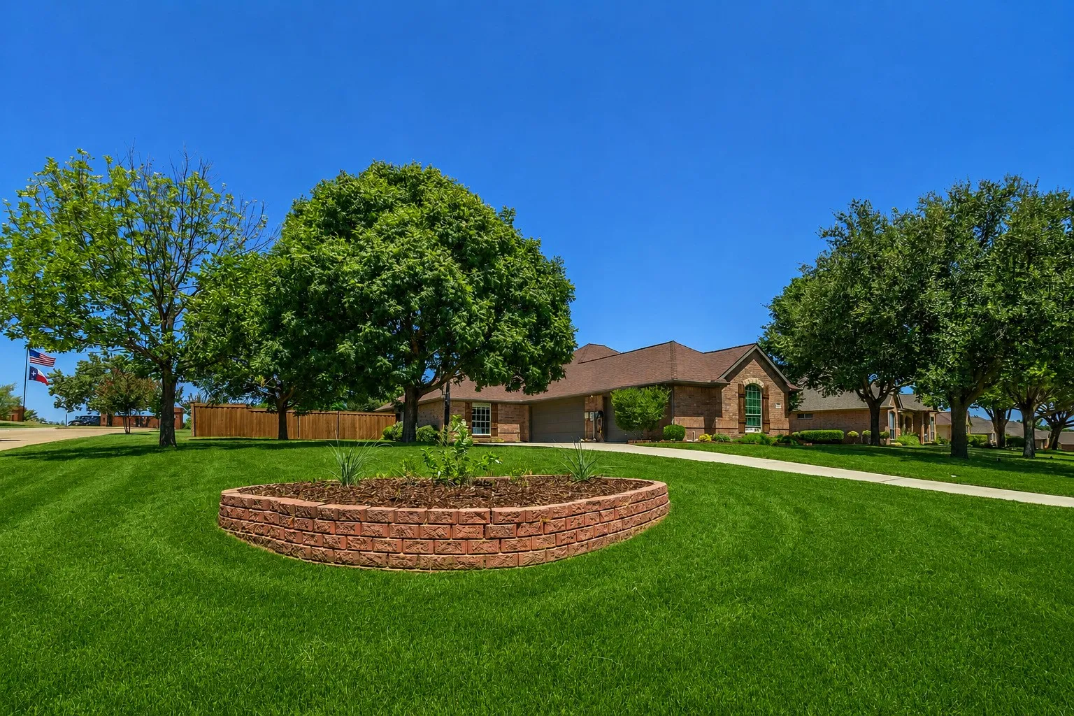Single Family Residence For Sale in Denton County , 101 Indian Paint Drive, Justin, Texas 76247, 3 Bedroom, 2 Bathroom, 3 Garage spaces, 2,173 Sqft, built in 2003, mls#21362487, Real Estate Agent in Justin, Homes For Sale in Denton county, Homes For Sale in Justin, Realtor in Justin Texas, Real Estate Brokerage Independent Realty Texas, Luminita Cordes Realtor