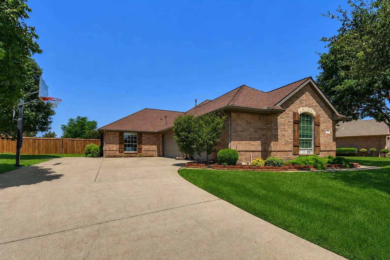 Single Family Residence For Sale in Denton County , 101 Indian Paint Drive, Justin, Texas 76247, 3 Bedroom, 2 Bathroom, 3 Garage spaces, 2,173 Sqft, built in 2003, mls#21362487, Real Estate Agent in Justin, Homes For Sale in Denton county, Homes For Sale in Justin, Realtor in Justin Texas, Real Estate Brokerage Independent Realty Texas, Luminita Cordes Realtor