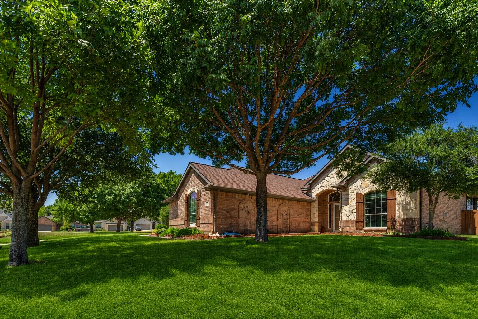 Single Family Residence For Sale in Denton County , 101 Indian Paint Drive, Justin, Texas 76247, 3 Bedroom, 2 Bathroom, 3 Garage spaces, 2,173 Sqft, built in 2003, mls#21362487, Real Estate Agent in Justin, Homes For Sale in Denton county, Homes For Sale in Justin, Realtor in Justin Texas, Real Estate Brokerage Independent Realty Texas, Luminita Cordes Realtor