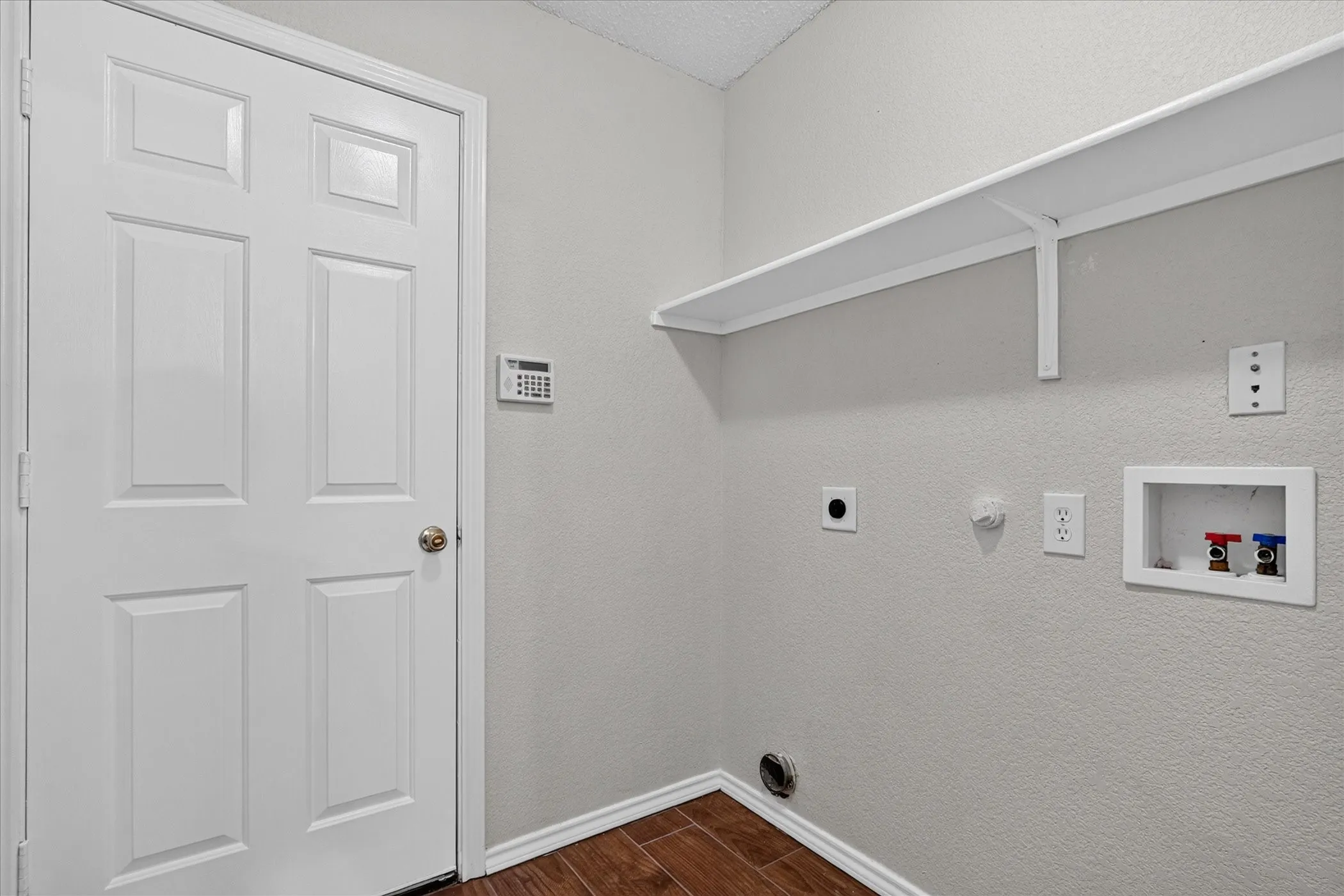 Single Family Residence For Sale in Tarrant County , 4008 Mantis Street, Fort Worth, Texas 76106, 3 Bedroom, 2 Bathroom, 2 Garage spaces, 1,578 Sqft, built in 2004, mls#21366254, Real Estate Agent in Fort Worth, Homes For Sale in Tarrant county, Homes For Sale in Fort Worth, Realtor in Fort Worth Texas, Real Estate Brokerage Independent Realty Texas, Luminita Cordes Realtor