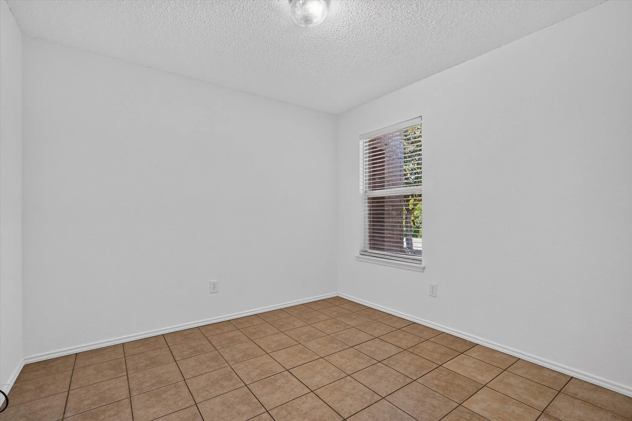 Single Family Residence For Sale in Tarrant County , 4008 Mantis Street, Fort Worth, Texas 76106, 3 Bedroom, 2 Bathroom, 2 Garage spaces, 1,578 Sqft, built in 2004, mls#21366254, Real Estate Agent in Fort Worth, Homes For Sale in Tarrant county, Homes For Sale in Fort Worth, Realtor in Fort Worth Texas, Real Estate Brokerage Independent Realty Texas, Luminita Cordes Realtor
