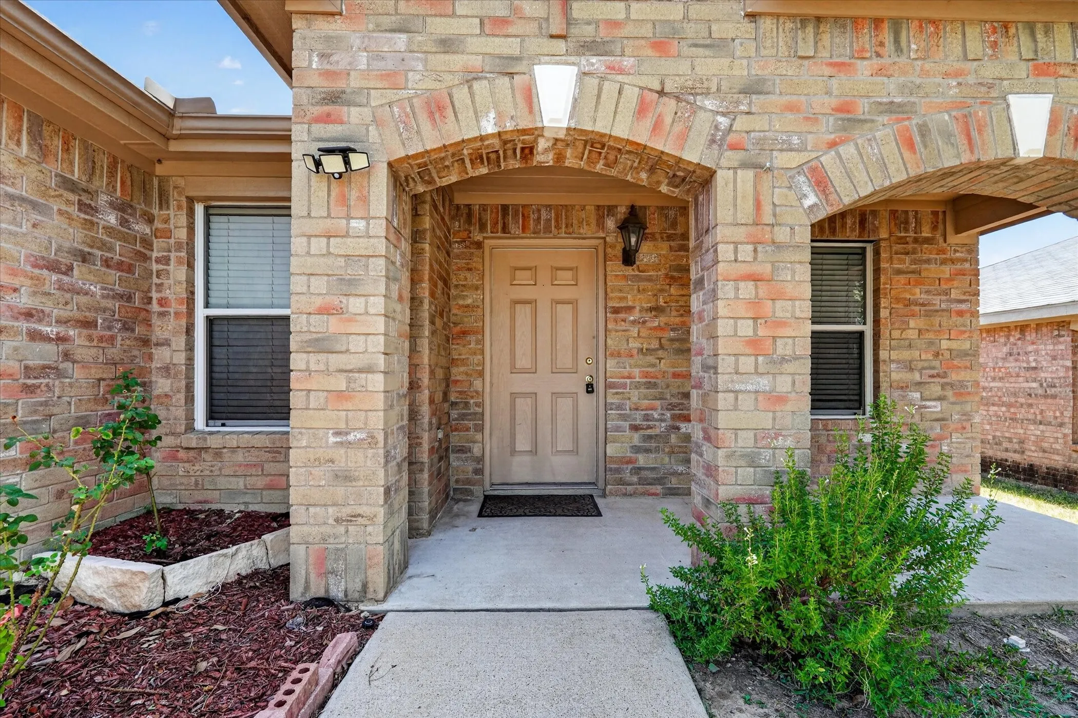 Single Family Residence For Sale in Tarrant County , 4008 Mantis Street, Fort Worth, Texas 76106, 3 Bedroom, 2 Bathroom, 2 Garage spaces, 1,578 Sqft, built in 2004, mls#21366254, Real Estate Agent in Fort Worth, Homes For Sale in Tarrant county, Homes For Sale in Fort Worth, Realtor in Fort Worth Texas, Real Estate Brokerage Independent Realty Texas, Luminita Cordes Realtor
