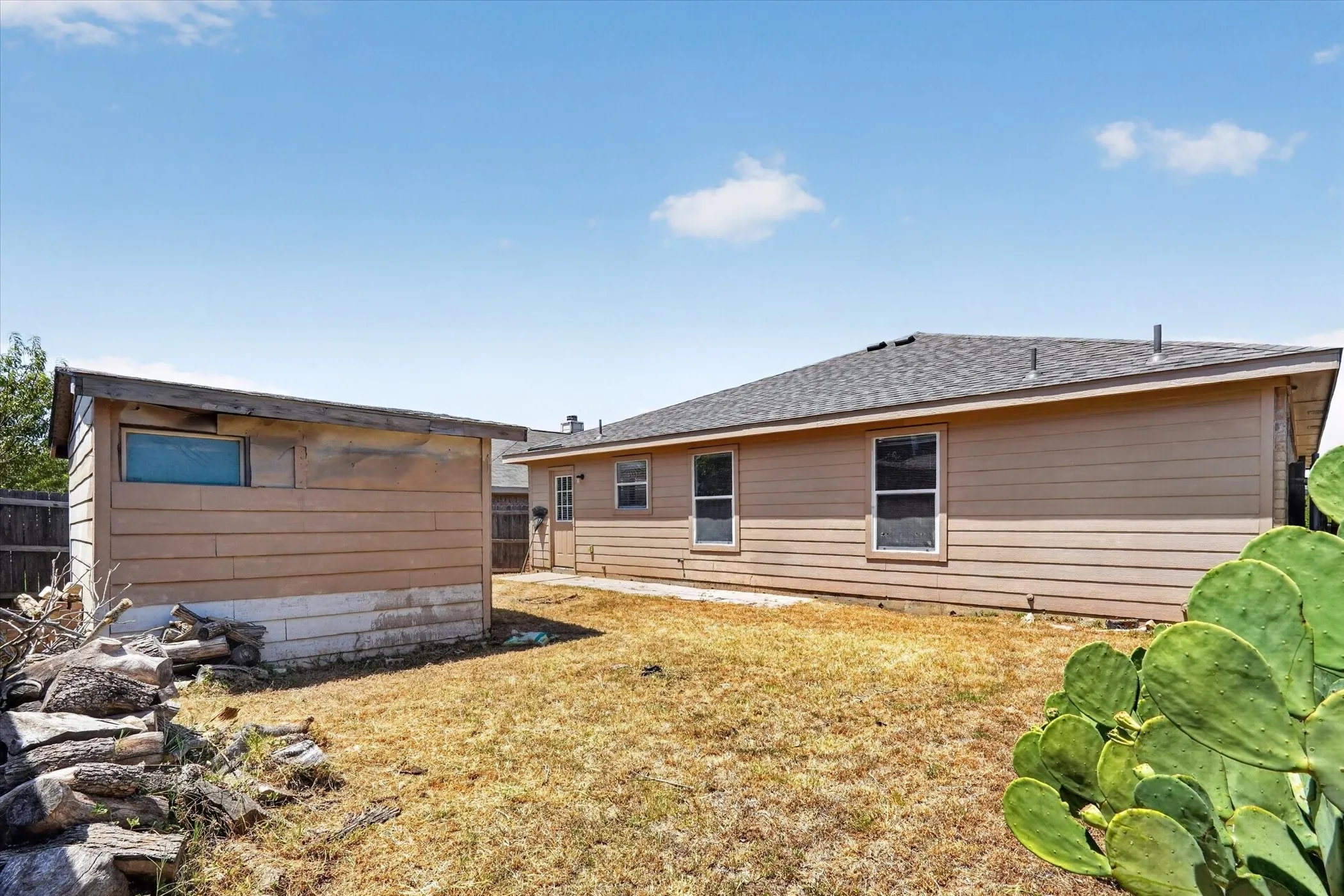 Single Family Residence For Sale in Tarrant County , 4008 Mantis Street, Fort Worth, Texas 76106, 3 Bedroom, 2 Bathroom, 2 Garage spaces, 1,578 Sqft, built in 2004, mls#21366254, Real Estate Agent in Fort Worth, Homes For Sale in Tarrant county, Homes For Sale in Fort Worth, Realtor in Fort Worth Texas, Real Estate Brokerage Independent Realty Texas, Luminita Cordes Realtor