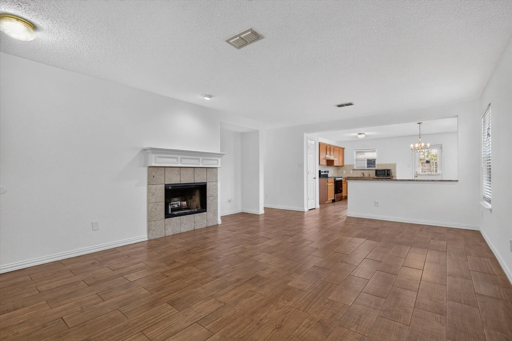 Single Family Residence For Sale in Tarrant County , 4008 Mantis Street, Fort Worth, Texas 76106, 3 Bedroom, 2 Bathroom, 2 Garage spaces, 1,578 Sqft, built in 2004, mls#21366254, Real Estate Agent in Fort Worth, Homes For Sale in Tarrant county, Homes For Sale in Fort Worth, Realtor in Fort Worth Texas, Real Estate Brokerage Independent Realty Texas, Luminita Cordes Realtor