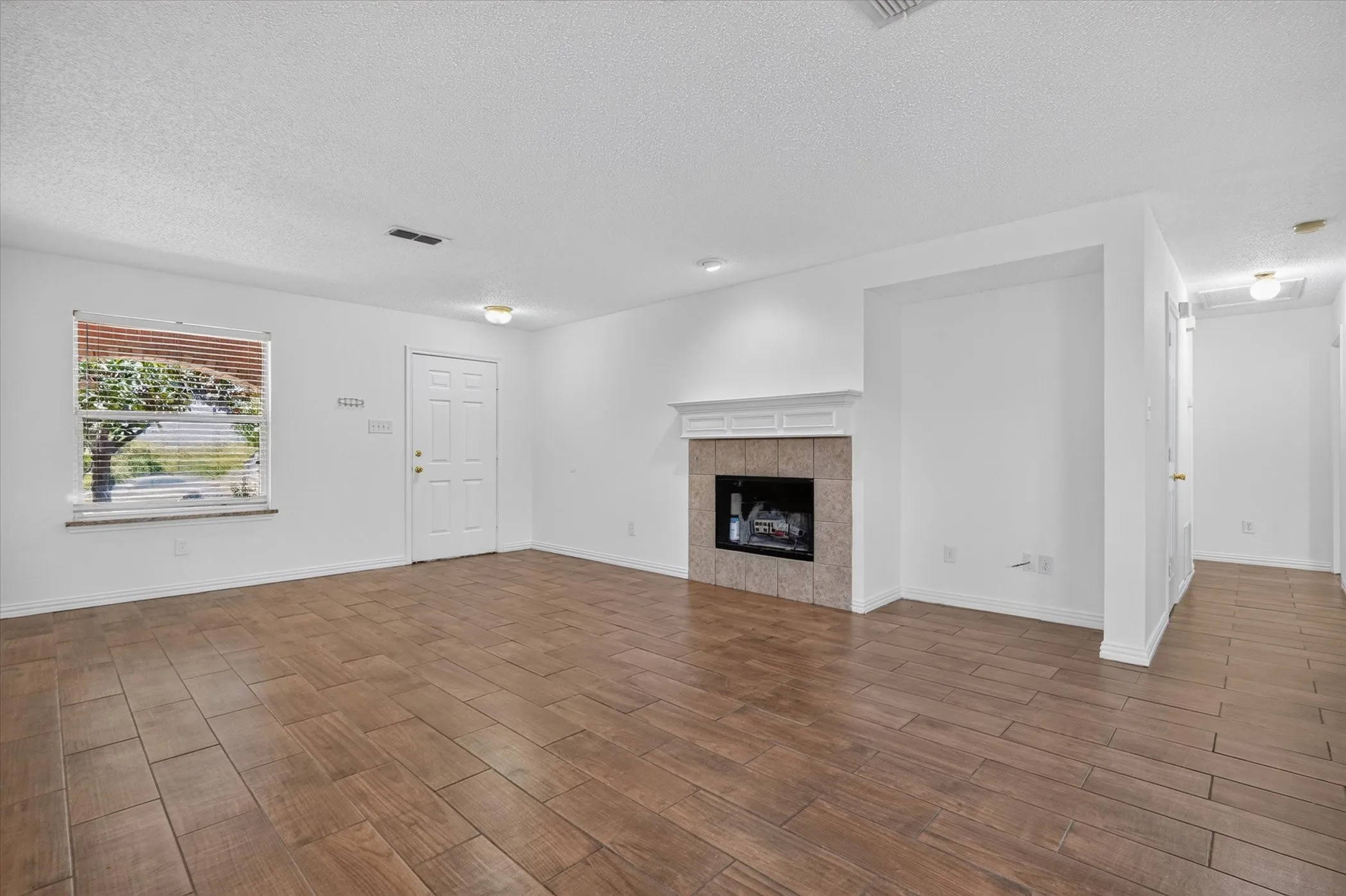 Single Family Residence For Sale in Tarrant County , 4008 Mantis Street, Fort Worth, Texas 76106, 3 Bedroom, 2 Bathroom, 2 Garage spaces, 1,578 Sqft, built in 2004, mls#21366254, Real Estate Agent in Fort Worth, Homes For Sale in Tarrant county, Homes For Sale in Fort Worth, Realtor in Fort Worth Texas, Real Estate Brokerage Independent Realty Texas, Luminita Cordes Realtor