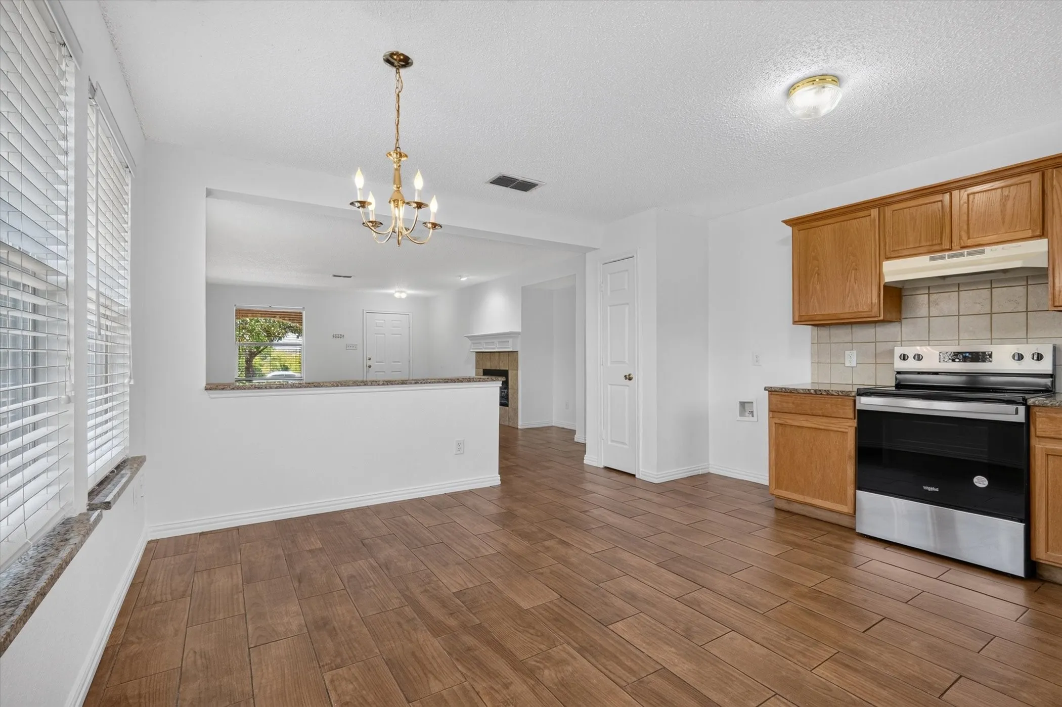 Single Family Residence For Sale in Tarrant County , 4008 Mantis Street, Fort Worth, Texas 76106, 3 Bedroom, 2 Bathroom, 2 Garage spaces, 1,578 Sqft, built in 2004, mls#21366254, Real Estate Agent in Fort Worth, Homes For Sale in Tarrant county, Homes For Sale in Fort Worth, Realtor in Fort Worth Texas, Real Estate Brokerage Independent Realty Texas, Luminita Cordes Realtor