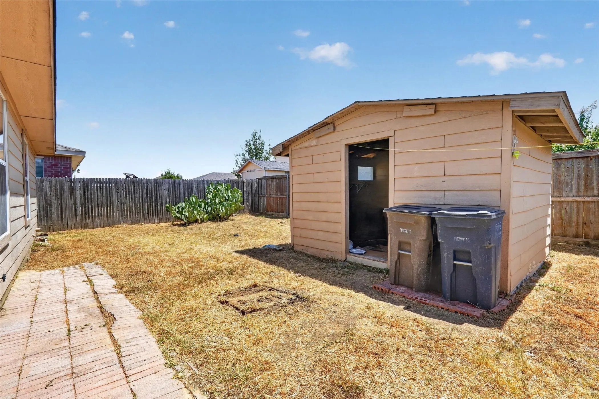 Single Family Residence For Sale in Tarrant County , 4008 Mantis Street, Fort Worth, Texas 76106, 3 Bedroom, 2 Bathroom, 2 Garage spaces, 1,578 Sqft, built in 2004, mls#21366254, Real Estate Agent in Fort Worth, Homes For Sale in Tarrant county, Homes For Sale in Fort Worth, Realtor in Fort Worth Texas, Real Estate Brokerage Independent Realty Texas, Luminita Cordes Realtor
