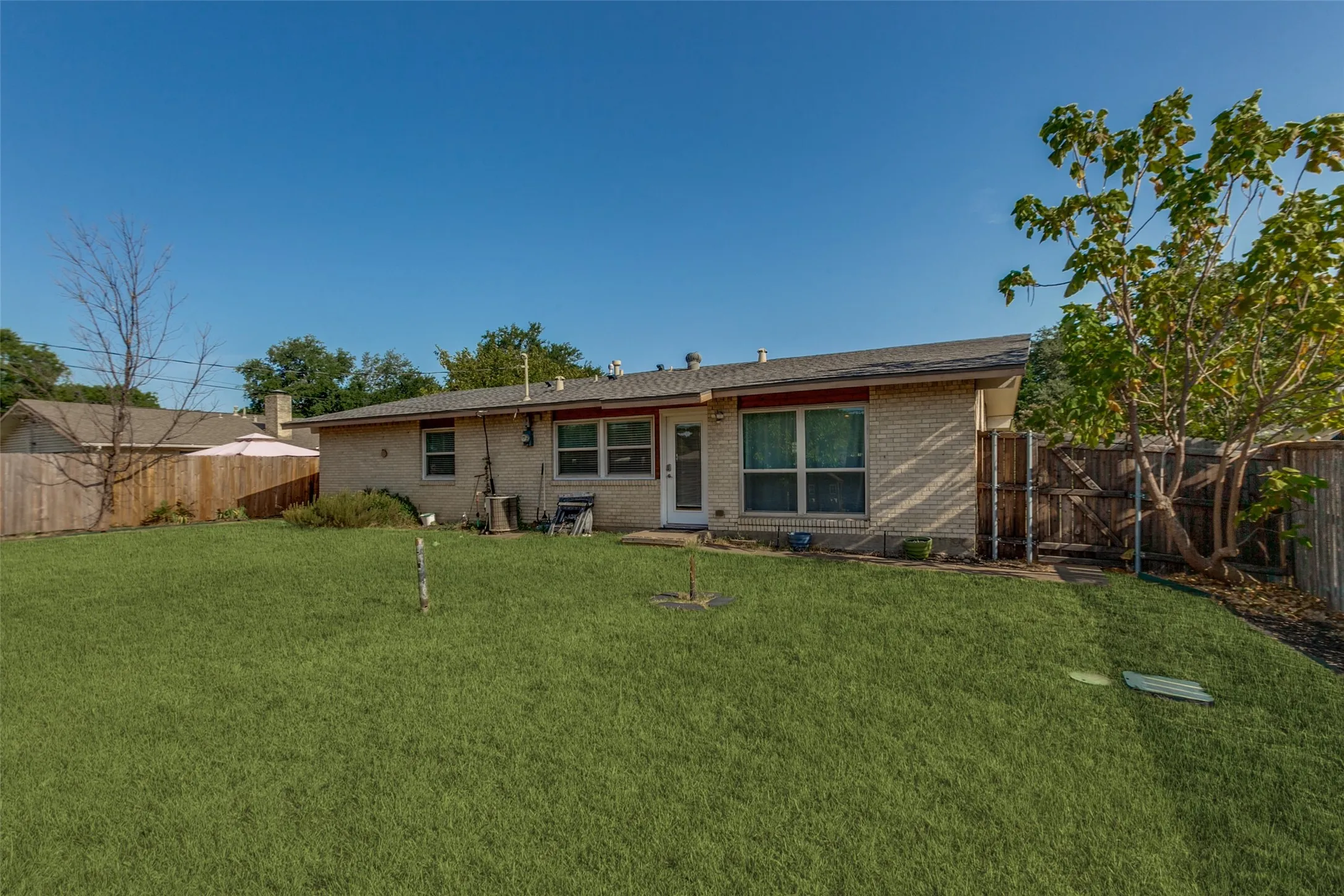 Single Family Residence For Sale in Dallas County , 907 Wedgewood Way, Richardson, Texas 75080, 4 Bedroom, 2 Bathroom, 2 Garage spaces, 1,883 Sqft, built in 1961, mls#21365949, Real Estate Agent in Richardson, Homes For Sale in Dallas county, Homes For Sale in Richardson, Realtor in Richardson Texas, Real Estate Brokerage Independent Realty Texas, Luminita Cordes Realtor