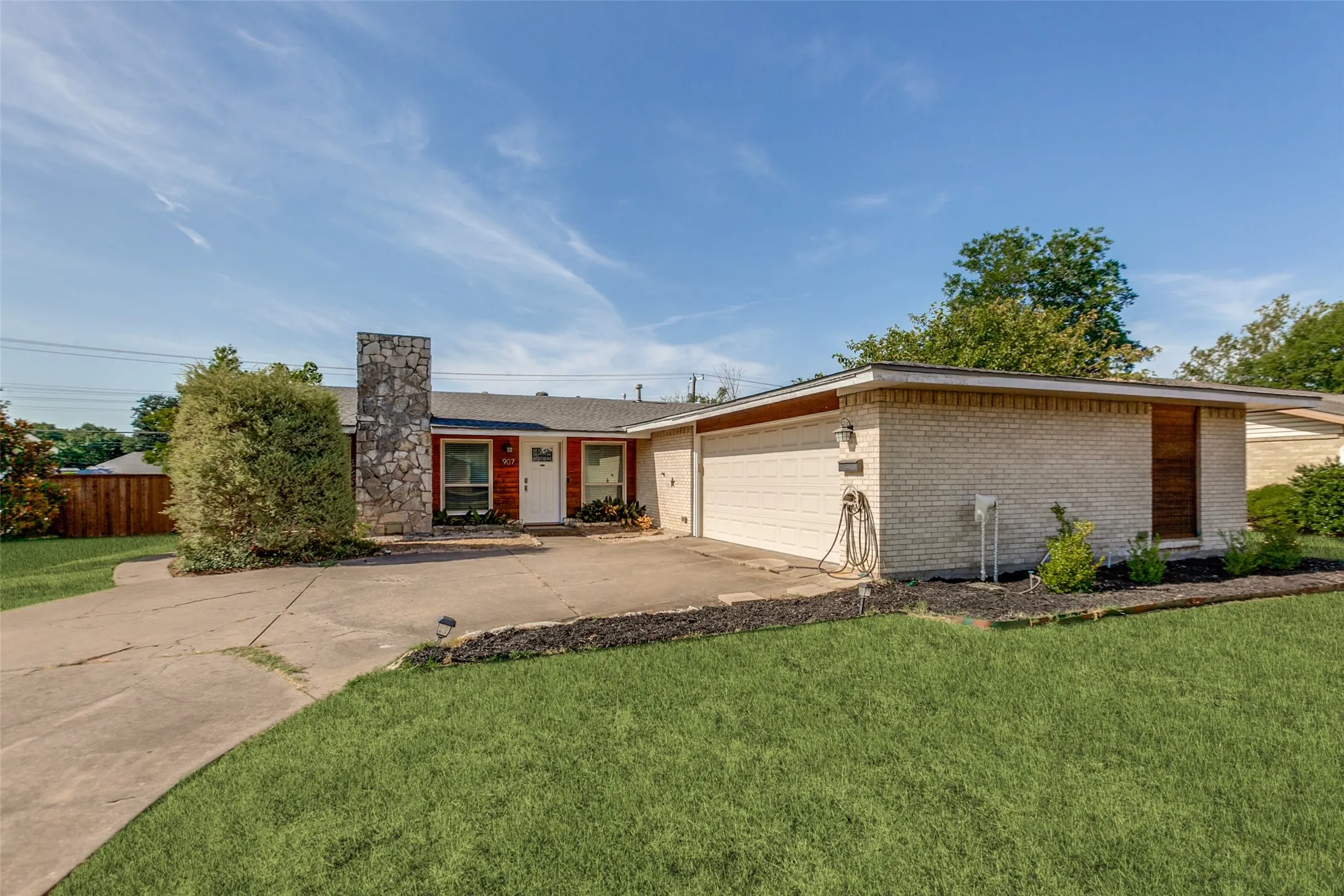 Single Family Residence For Sale in Dallas County , 907 Wedgewood Way, Richardson, Texas 75080, 4 Bedroom, 2 Bathroom, 2 Garage spaces, 1,883 Sqft, built in 1961, mls#21365949, Real Estate Agent in Richardson, Homes For Sale in Dallas county, Homes For Sale in Richardson, Realtor in Richardson Texas, Real Estate Brokerage Independent Realty Texas, Luminita Cordes Realtor