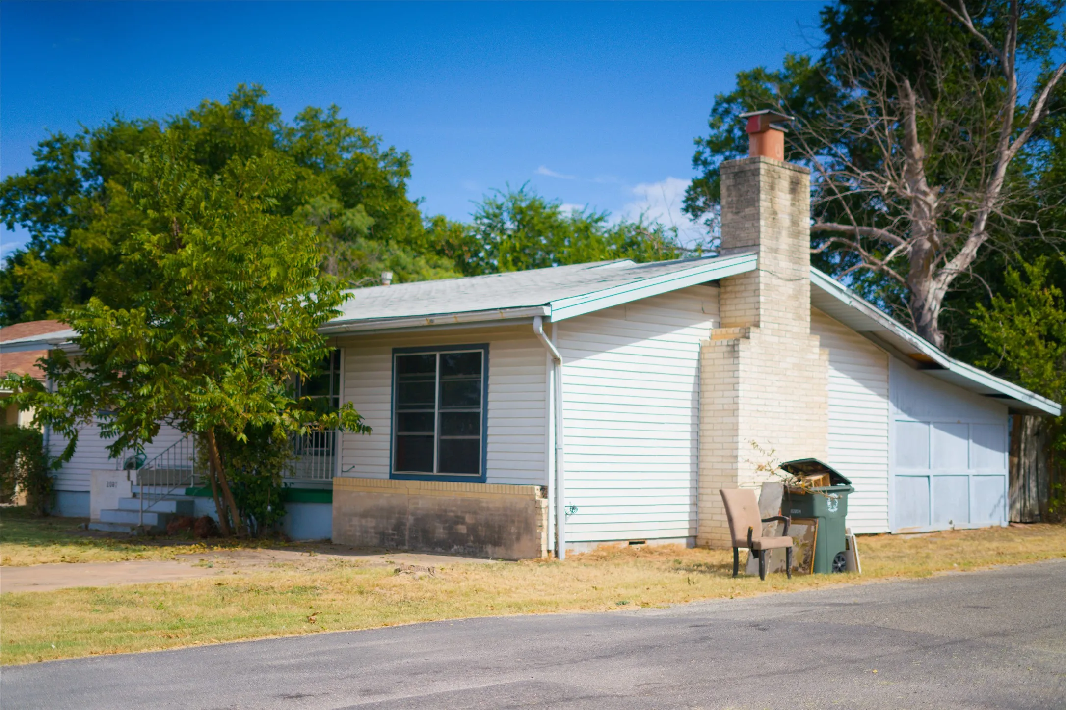 Single Family Residence For Sale in San Saba County , 2007 W Commerce Street, San Saba, Texas 76877, 2 Bedroom, 2 Bathroom, Garage spaces, 1,184 Sqft, built in 1950, mls#21366261, Real Estate Agent in San Saba, Homes For Sale in San Saba county, Homes For Sale in San Saba, Realtor in San Saba Texas, Real Estate Brokerage Independent Realty Texas, Luminita Cordes Realtor