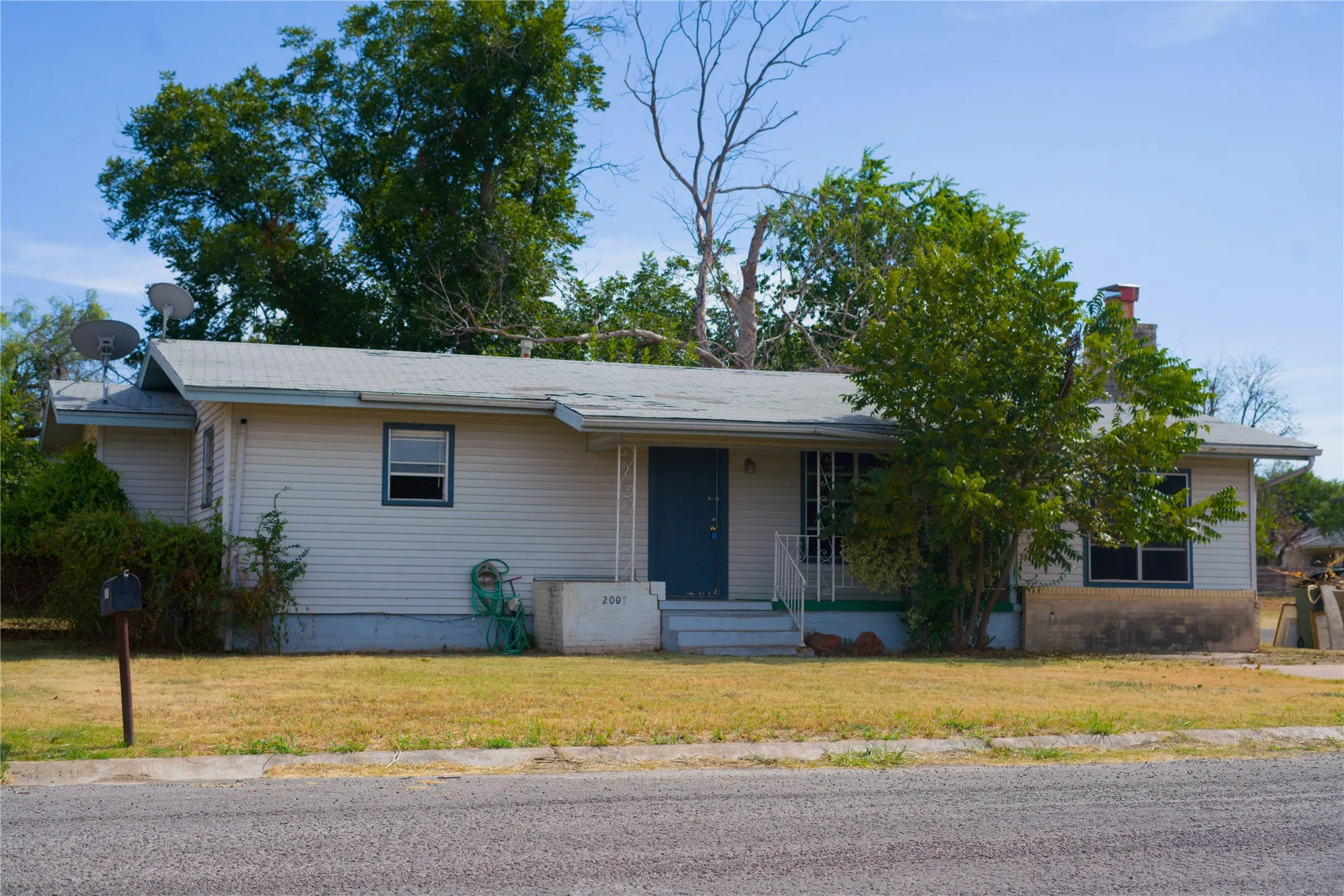 Single Family Residence For Sale in San Saba County , 2007 W Commerce Street, San Saba, Texas 76877, 2 Bedroom, 2 Bathroom, Garage spaces, 1,184 Sqft, built in 1950, mls#21366261, Real Estate Agent in San Saba, Homes For Sale in San Saba county, Homes For Sale in San Saba, Realtor in San Saba Texas, Real Estate Brokerage Independent Realty Texas, Luminita Cordes Realtor