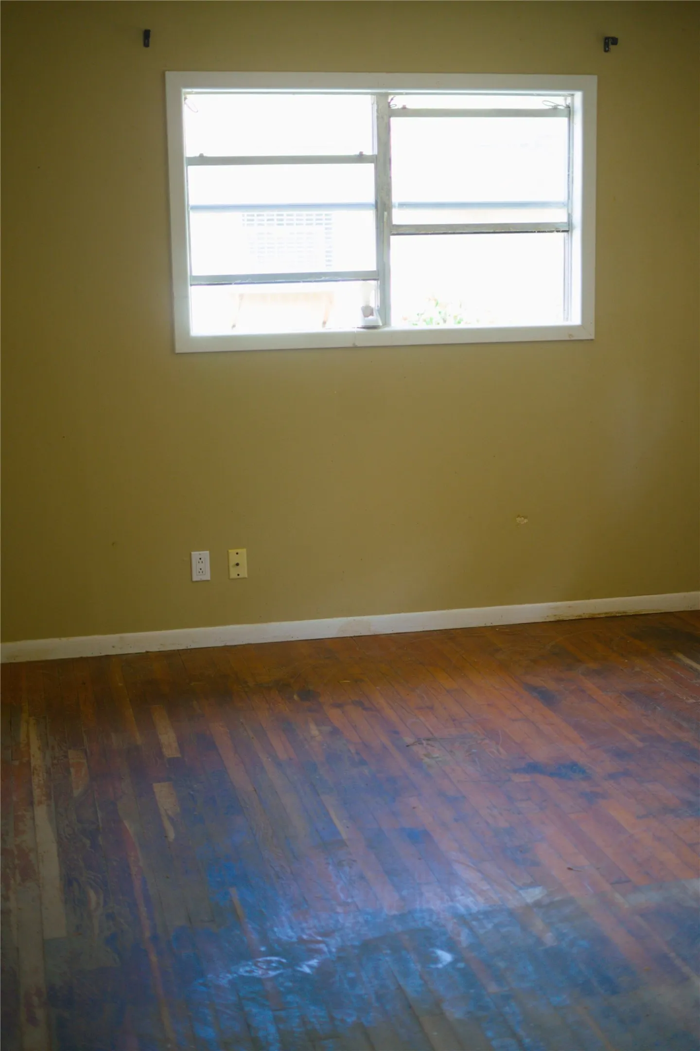 Single Family Residence For Sale in San Saba County , 2007 W Commerce Street, San Saba, Texas 76877, 2 Bedroom, 2 Bathroom, Garage spaces, 1,184 Sqft, built in 1950, mls#21366261, Real Estate Agent in San Saba, Homes For Sale in San Saba county, Homes For Sale in San Saba, Realtor in San Saba Texas, Real Estate Brokerage Independent Realty Texas, Luminita Cordes Realtor