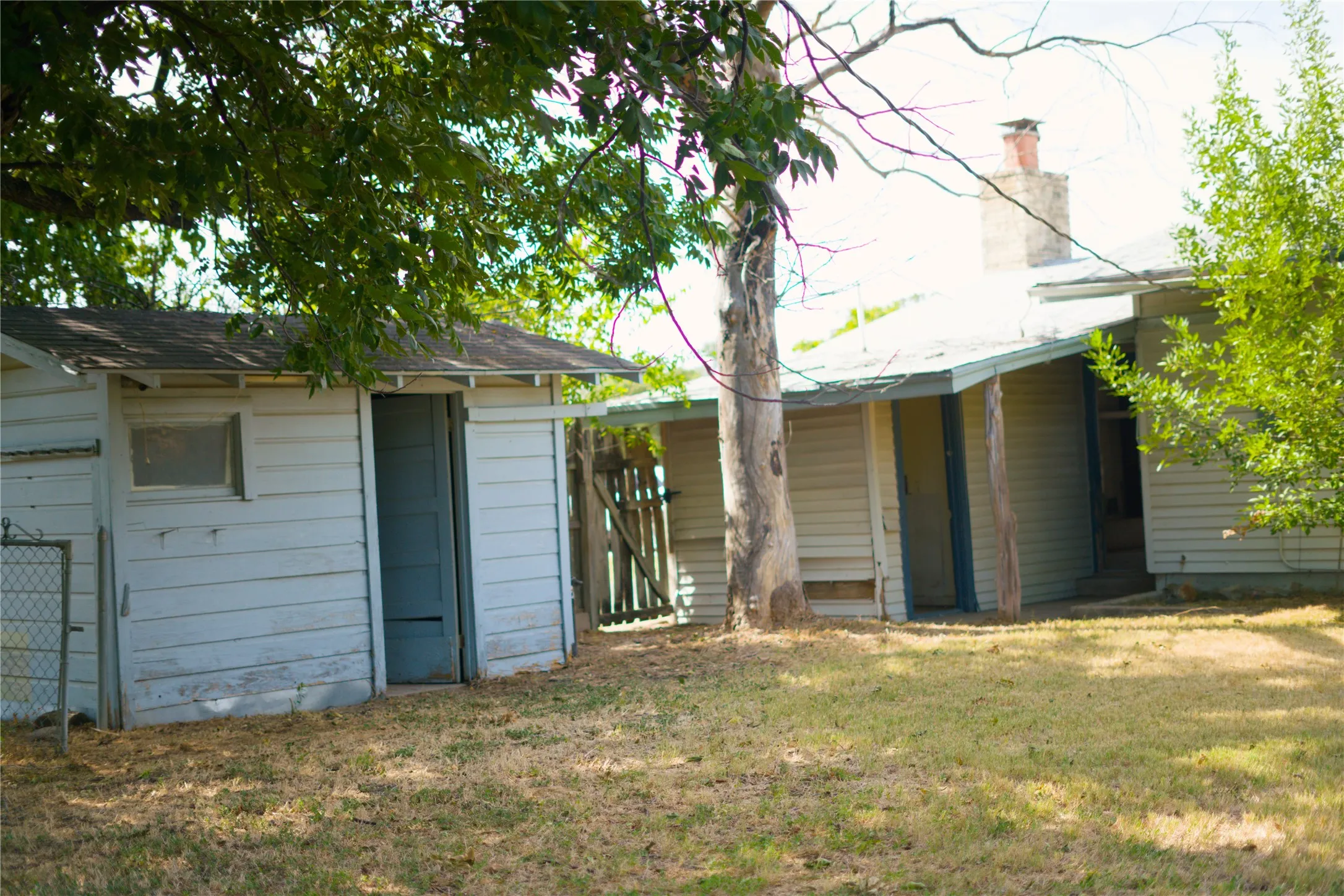 Single Family Residence For Sale in San Saba County , 2007 W Commerce Street, San Saba, Texas 76877, 2 Bedroom, 2 Bathroom, Garage spaces, 1,184 Sqft, built in 1950, mls#21366261, Real Estate Agent in San Saba, Homes For Sale in San Saba county, Homes For Sale in San Saba, Realtor in San Saba Texas, Real Estate Brokerage Independent Realty Texas, Luminita Cordes Realtor