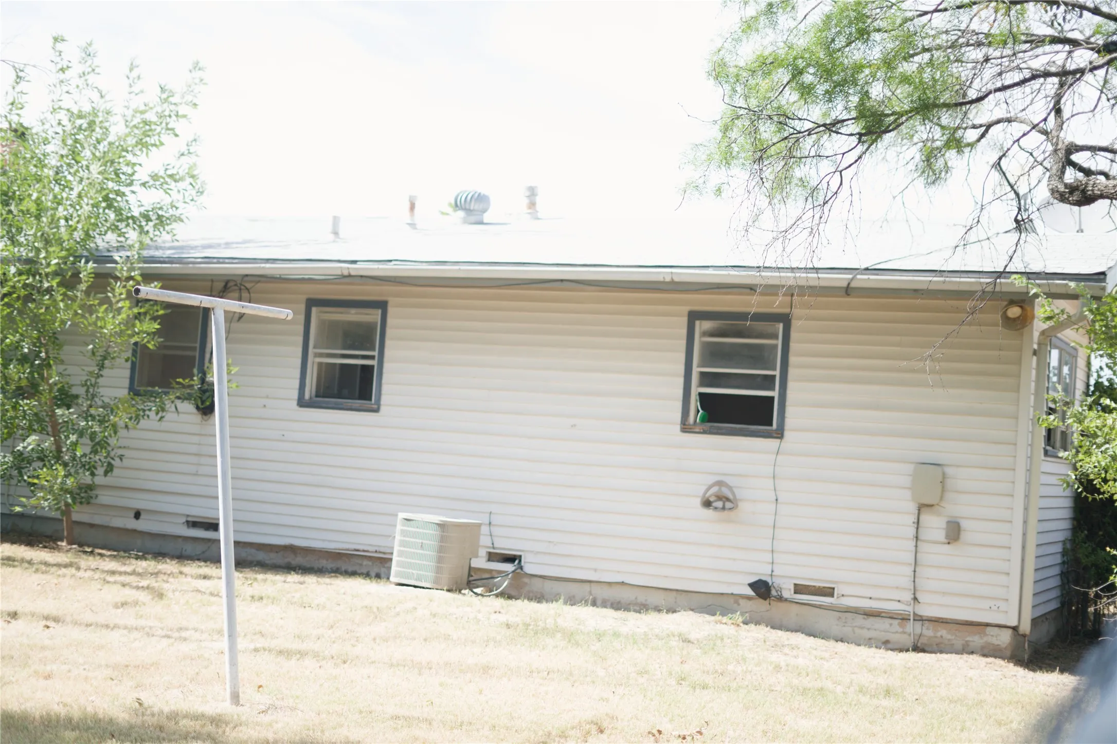 Single Family Residence For Sale in San Saba County , 2007 W Commerce Street, San Saba, Texas 76877, 2 Bedroom, 2 Bathroom, Garage spaces, 1,184 Sqft, built in 1950, mls#21366261, Real Estate Agent in San Saba, Homes For Sale in San Saba county, Homes For Sale in San Saba, Realtor in San Saba Texas, Real Estate Brokerage Independent Realty Texas, Luminita Cordes Realtor