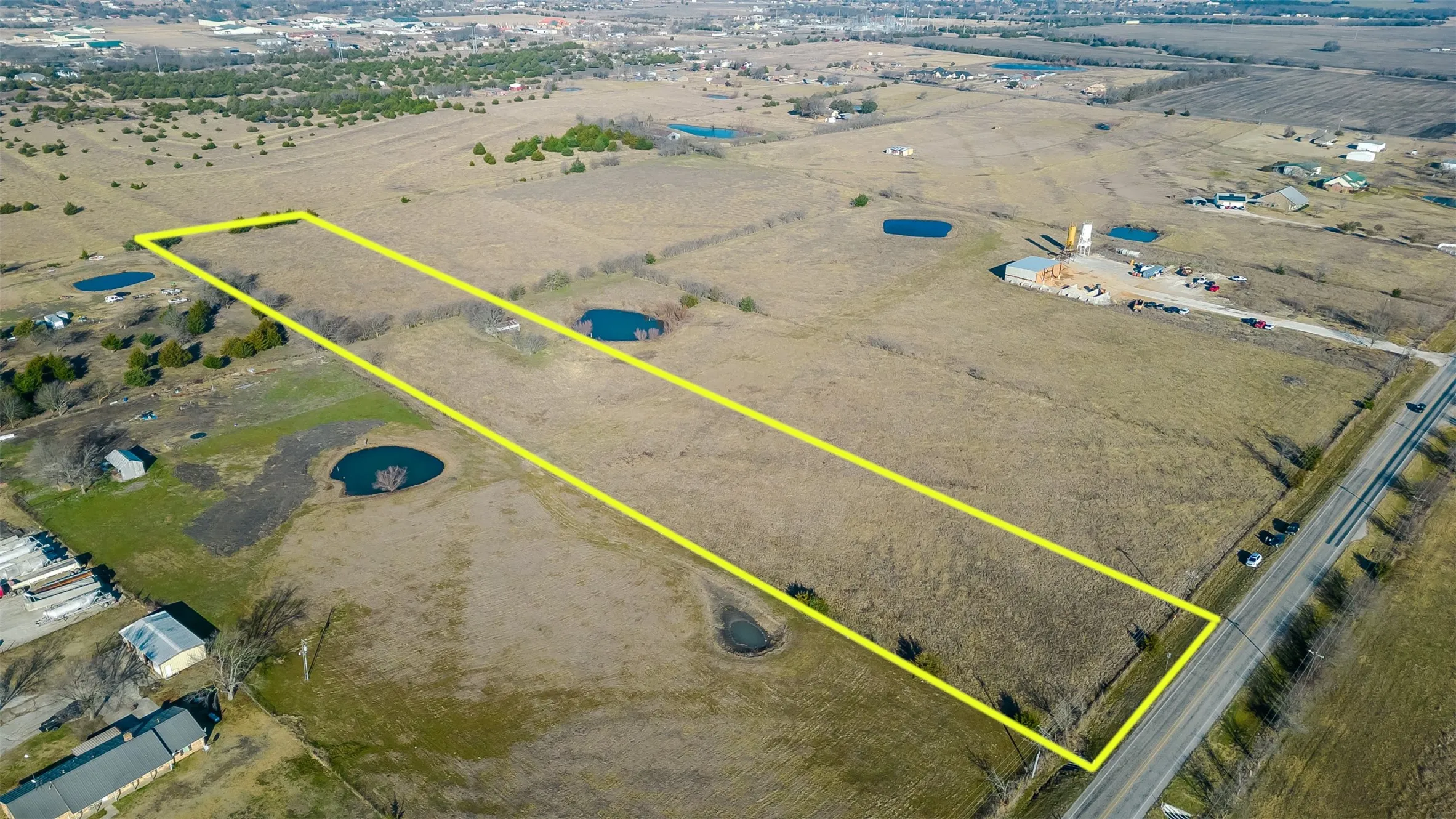 Expansive land parcel with direct road frontage