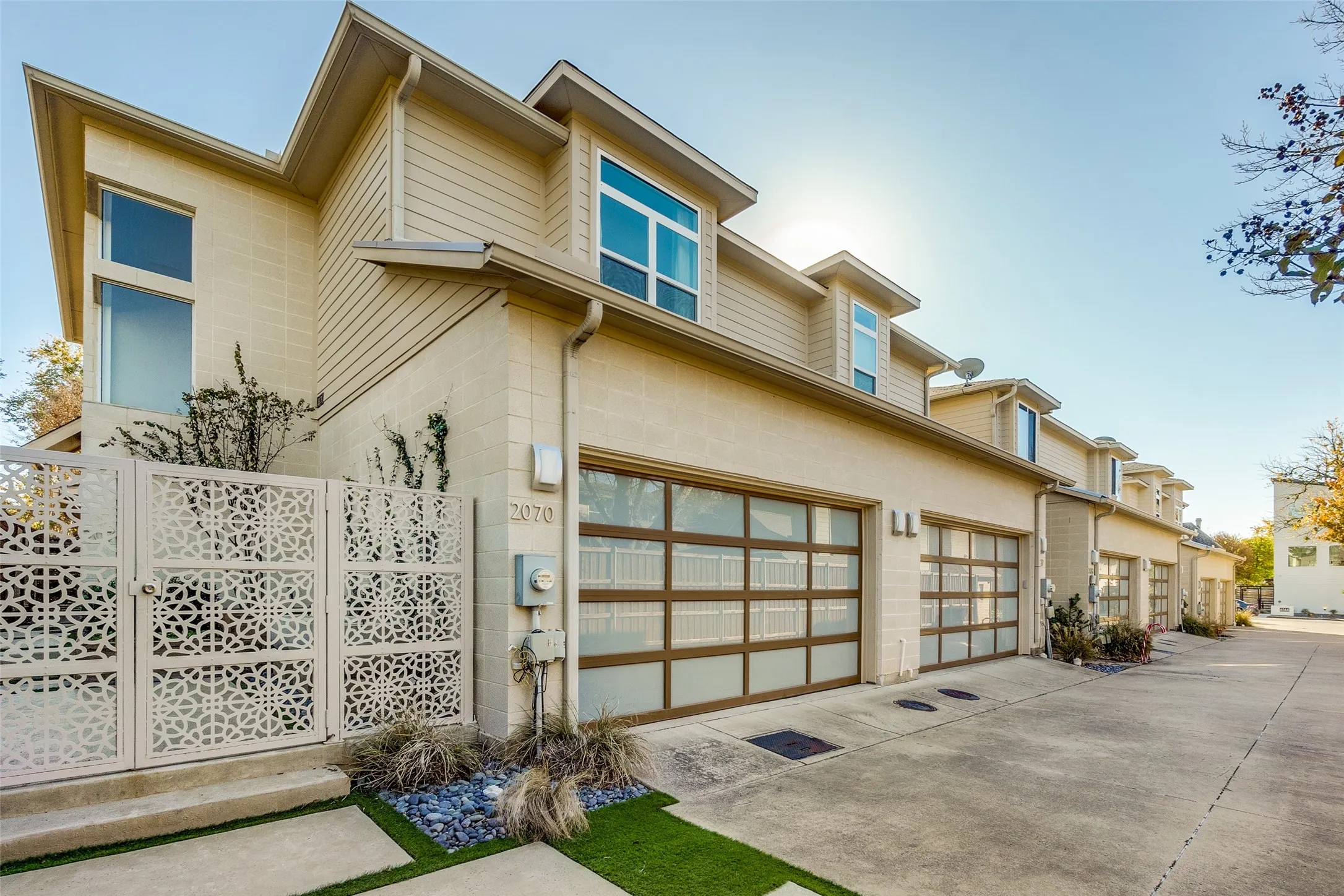 Townhouse For Sale in Dallas County , 2070 Modern Place, Dallas, Texas 75214, 3 Bedroom, 3 Bathroom, 2 Garage spaces, 2,360 Sqft, built in 2014, mls#21366256, Real Estate Agent in Dallas, Homes For Sale in Dallas county, Homes For Sale in Dallas, Realtor in Dallas Texas, Real Estate Brokerage Independent Realty Texas, Luminita Cordes Realtor