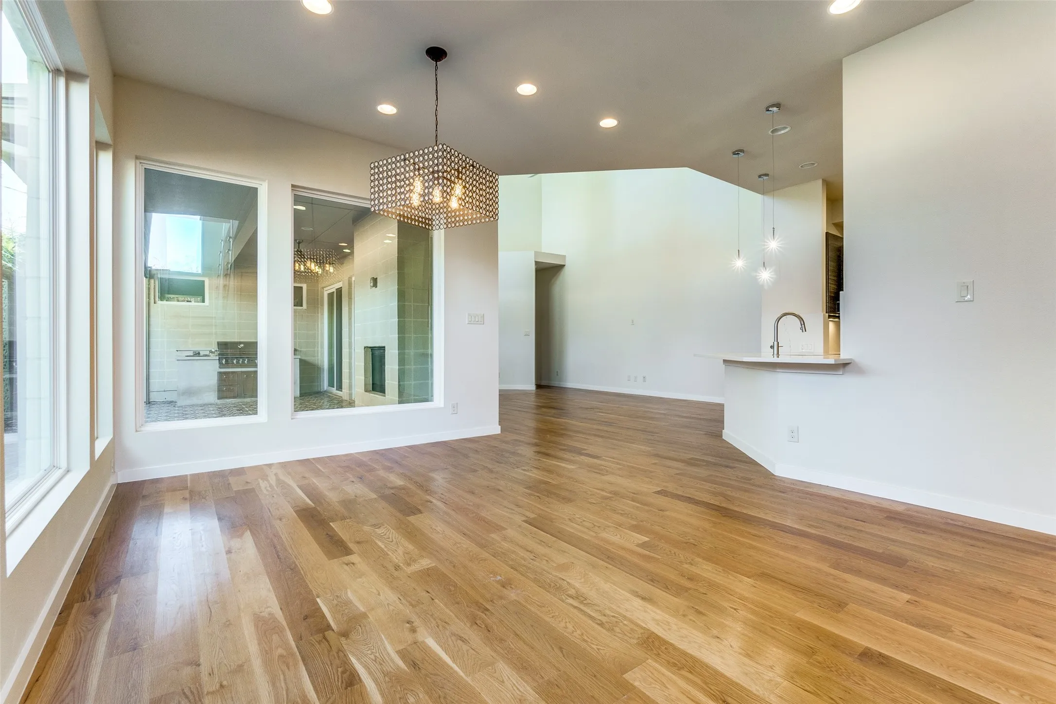 Townhouse For Sale in Dallas County , 2070 Modern Place, Dallas, Texas 75214, 3 Bedroom, 3 Bathroom, 2 Garage spaces, 2,360 Sqft, built in 2014, mls#21366256, Real Estate Agent in Dallas, Homes For Sale in Dallas county, Homes For Sale in Dallas, Realtor in Dallas Texas, Real Estate Brokerage Independent Realty Texas, Luminita Cordes Realtor