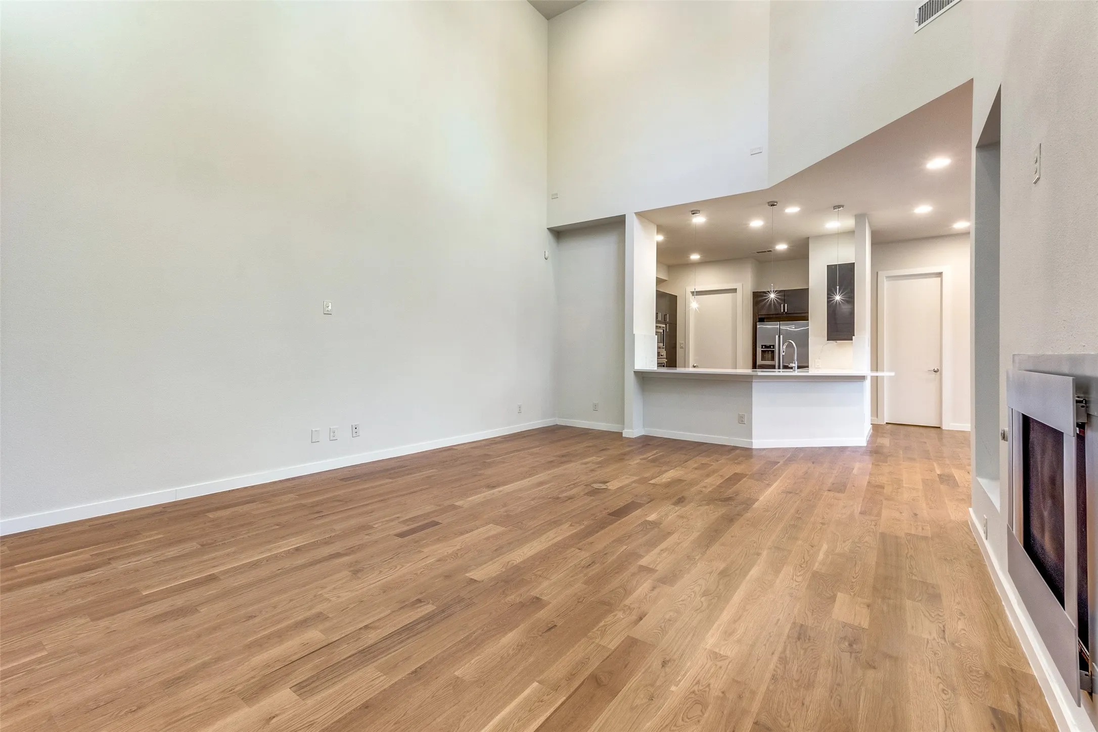 Townhouse For Sale in Dallas County , 2070 Modern Place, Dallas, Texas 75214, 3 Bedroom, 3 Bathroom, 2 Garage spaces, 2,360 Sqft, built in 2014, mls#21366256, Real Estate Agent in Dallas, Homes For Sale in Dallas county, Homes For Sale in Dallas, Realtor in Dallas Texas, Real Estate Brokerage Independent Realty Texas, Luminita Cordes Realtor