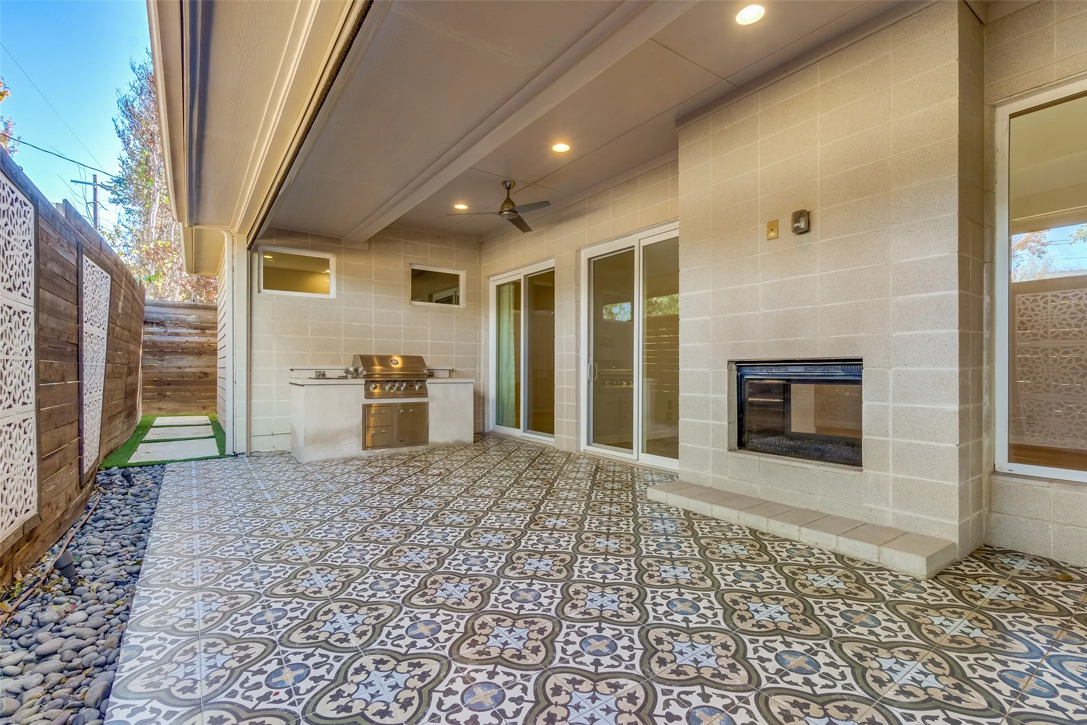 Built in Grill, outdoor fireplace and electric screen