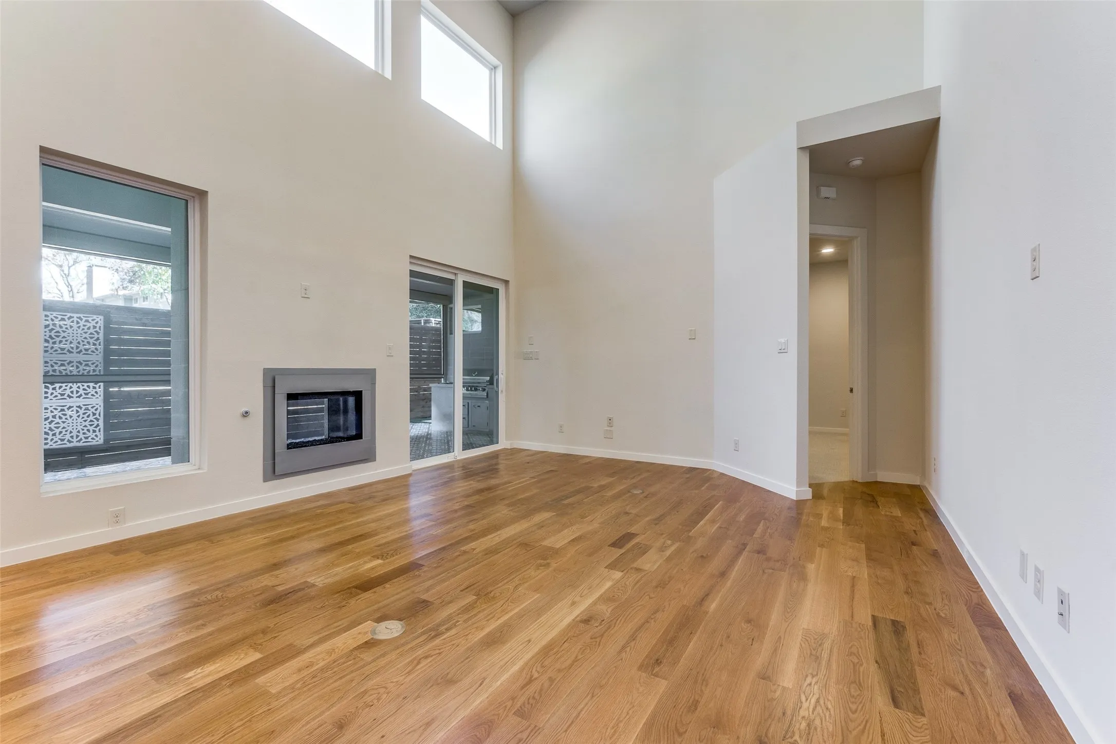 Townhouse For Sale in Dallas County , 2070 Modern Place, Dallas, Texas 75214, 3 Bedroom, 3 Bathroom, 2 Garage spaces, 2,360 Sqft, built in 2014, mls#21366256, Real Estate Agent in Dallas, Homes For Sale in Dallas county, Homes For Sale in Dallas, Realtor in Dallas Texas, Real Estate Brokerage Independent Realty Texas, Luminita Cordes Realtor