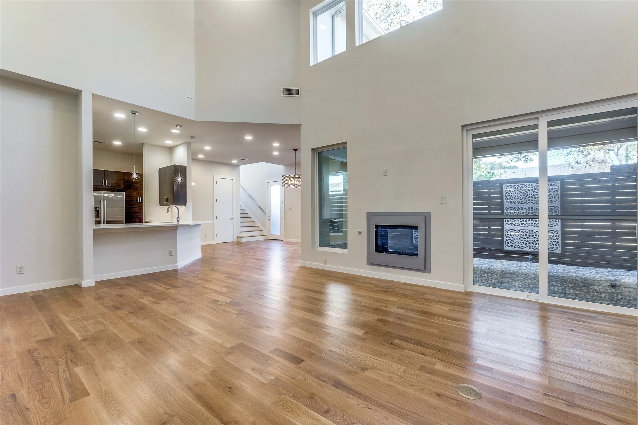 Townhouse For Sale in Dallas County , 2070 Modern Place, Dallas, Texas 75214, 3 Bedroom, 3 Bathroom, 2 Garage spaces, 2,360 Sqft, built in 2014, mls#21366256, Real Estate Agent in Dallas, Homes For Sale in Dallas county, Homes For Sale in Dallas, Realtor in Dallas Texas, Real Estate Brokerage Independent Realty Texas, Luminita Cordes Realtor