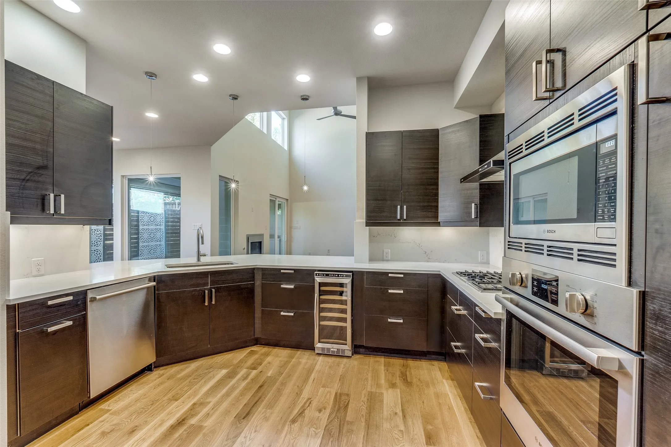 Townhouse For Sale in Dallas County , 2070 Modern Place, Dallas, Texas 75214, 3 Bedroom, 3 Bathroom, 2 Garage spaces, 2,360 Sqft, built in 2014, mls#21366256, Real Estate Agent in Dallas, Homes For Sale in Dallas county, Homes For Sale in Dallas, Realtor in Dallas Texas, Real Estate Brokerage Independent Realty Texas, Luminita Cordes Realtor
