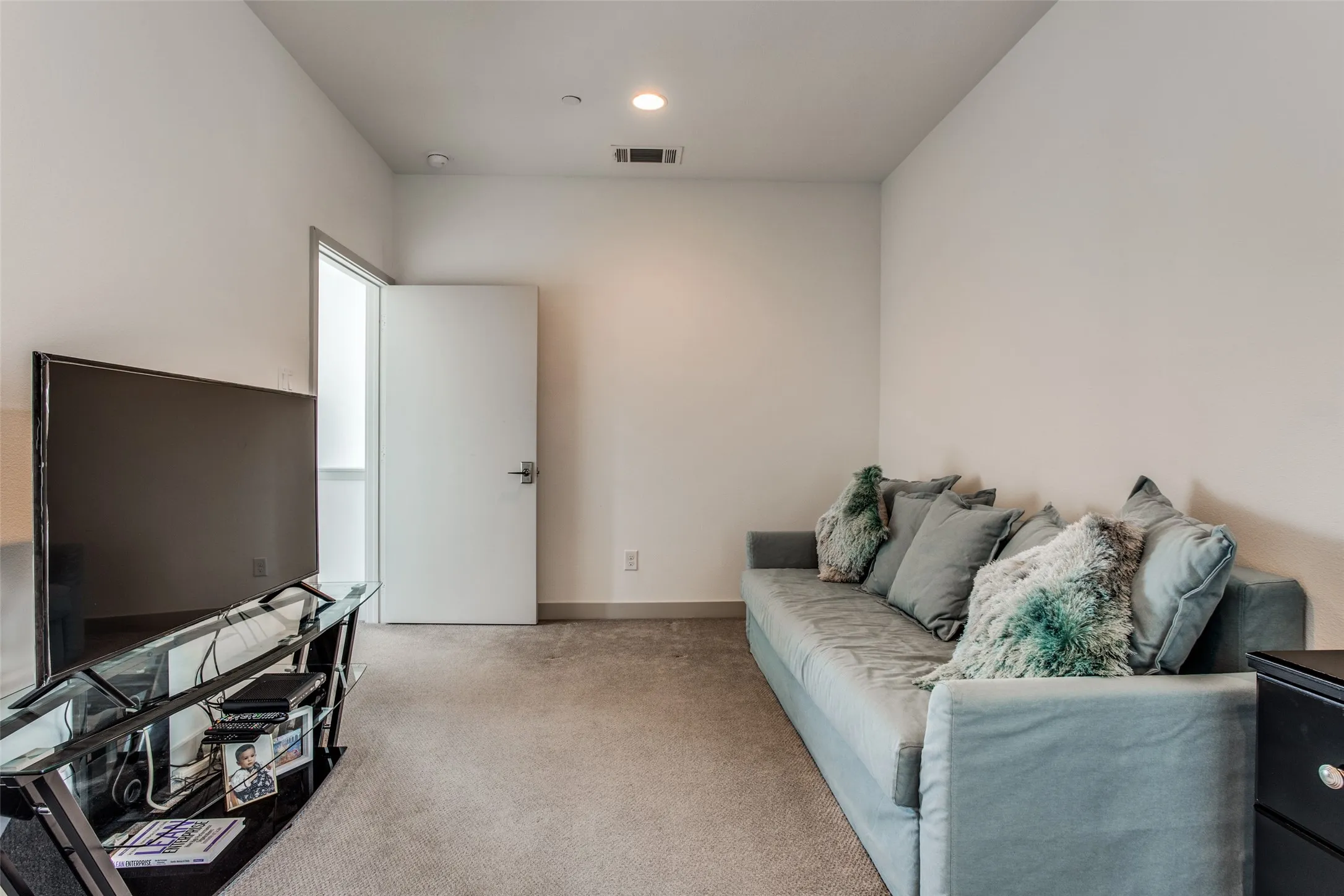Condominium For Rent in Dallas County , 2103 Bennett Avenue 60, Dallas, Texas 75206, 2 Bedroom, 3 Bathroom, 2 Garage spaces, 1,610 Sqft, built in 2016, mls#21366073, Real Estate Agent in Dallas, Homes For Rent in Dallas county, Homes For Rent in Dallas, Realtor in Dallas Texas, Real Estate Brokerage Independent Realty Texas, Luminita Cordes Realtor