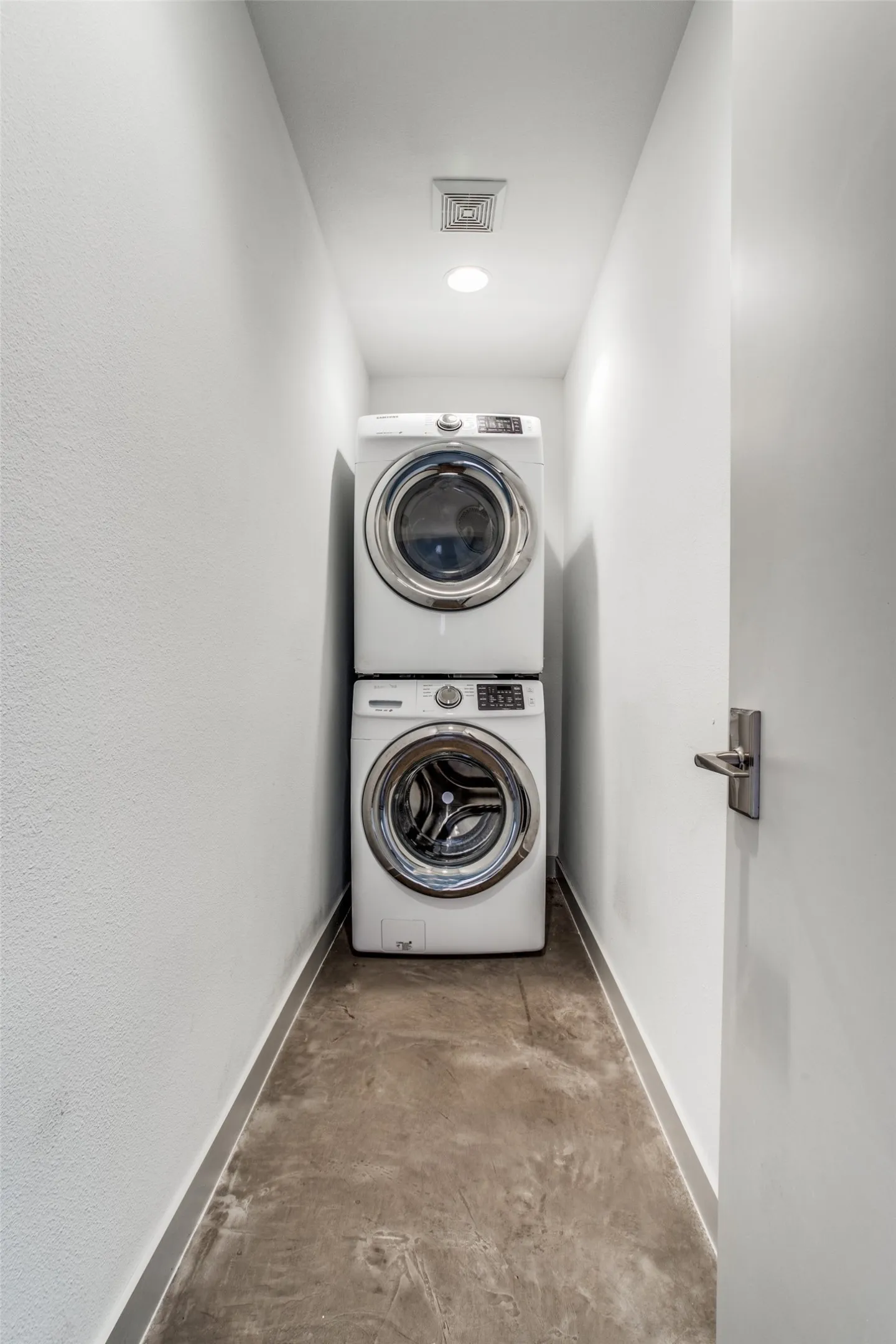 Condominium For Rent in Dallas County , 2103 Bennett Avenue 60, Dallas, Texas 75206, 2 Bedroom, 3 Bathroom, 2 Garage spaces, 1,610 Sqft, built in 2016, mls#21366073, Real Estate Agent in Dallas, Homes For Rent in Dallas county, Homes For Rent in Dallas, Realtor in Dallas Texas, Real Estate Brokerage Independent Realty Texas, Luminita Cordes Realtor