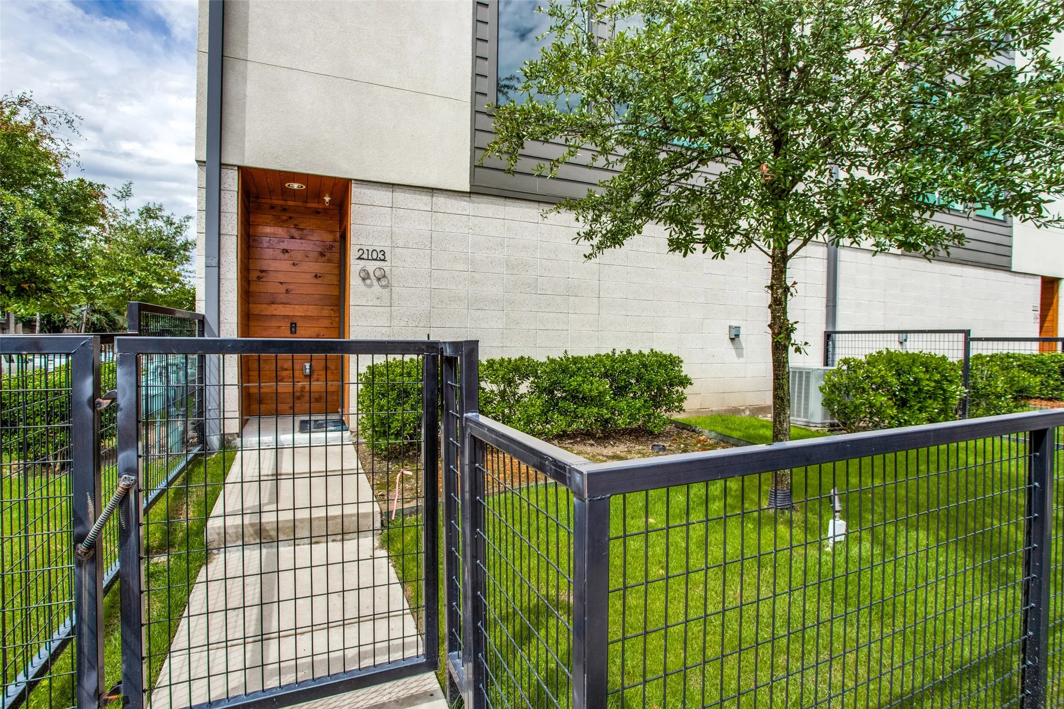 Condominium For Rent in Dallas County , 2103 Bennett Avenue 60, Dallas, Texas 75206, 2 Bedroom, 3 Bathroom, 2 Garage spaces, 1,610 Sqft, built in 2016, mls#21366073, Real Estate Agent in Dallas, Homes For Rent in Dallas county, Homes For Rent in Dallas, Realtor in Dallas Texas, Real Estate Brokerage Independent Realty Texas, Luminita Cordes Realtor