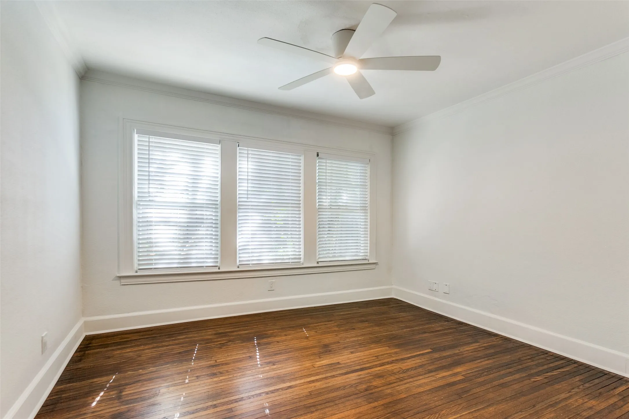 Single Family Residence For Sale in Dallas County , 5027 Stoneleigh Avenue, Dallas, Texas 75235, 3 Bedroom, 2 Bathroom, Garage spaces, 1,678 Sqft, built in 1927, Price $585,000, mls#21363128, Real Estate Agent in Dallas, Homes For Sale in Dallas county, Homes For Sale in Dallas, Realtor in Dallas Texas, Real Estate Brokerage Independent Realty Texas, Luminita Cordes Realtor