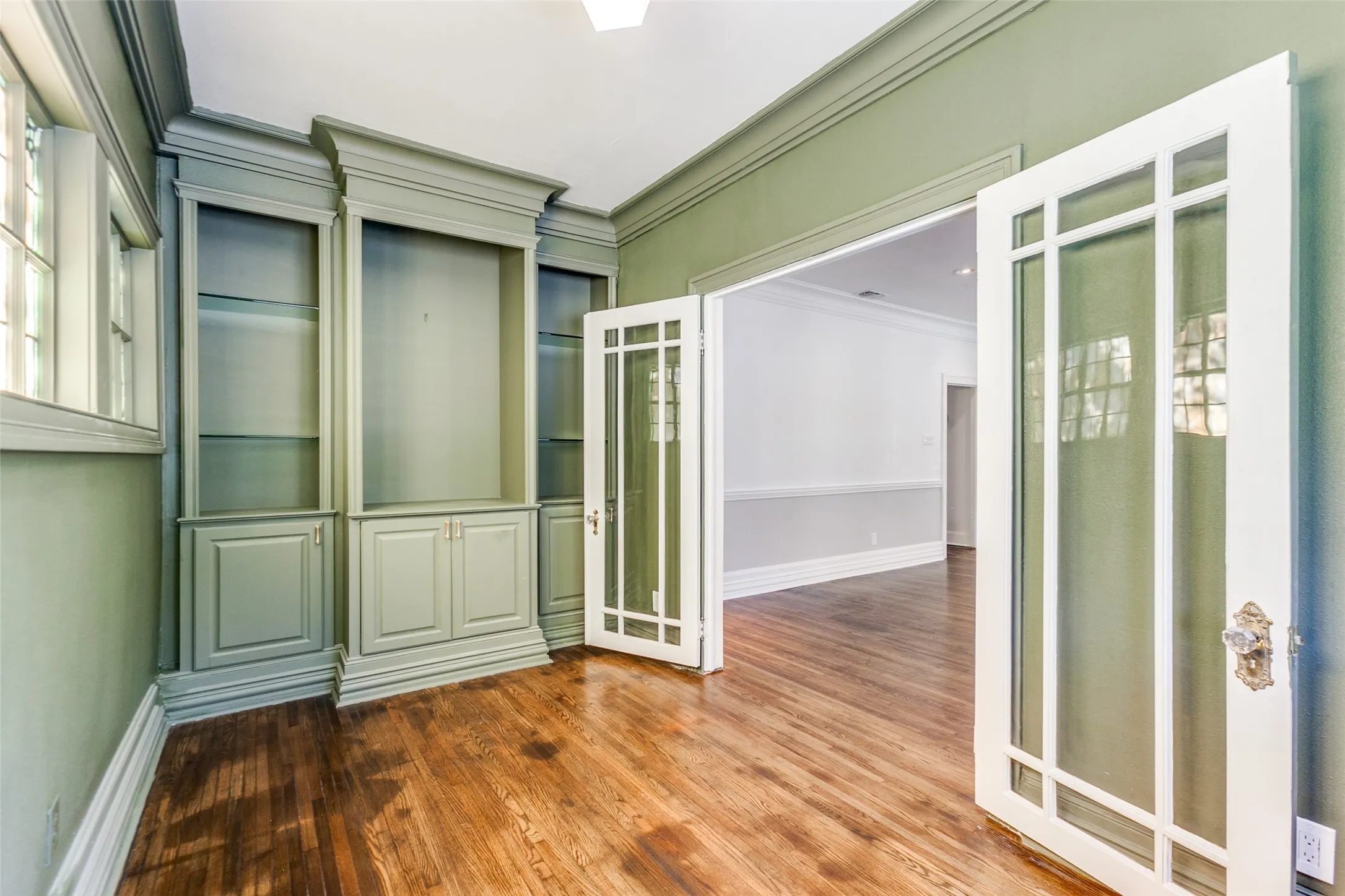Single Family Residence For Sale in Dallas County , 5027 Stoneleigh Avenue, Dallas, Texas 75235, 3 Bedroom, 2 Bathroom, Garage spaces, 1,678 Sqft, built in 1927, Price $585,000, mls#21363128, Real Estate Agent in Dallas, Homes For Sale in Dallas county, Homes For Sale in Dallas, Realtor in Dallas Texas, Real Estate Brokerage Independent Realty Texas, Luminita Cordes Realtor